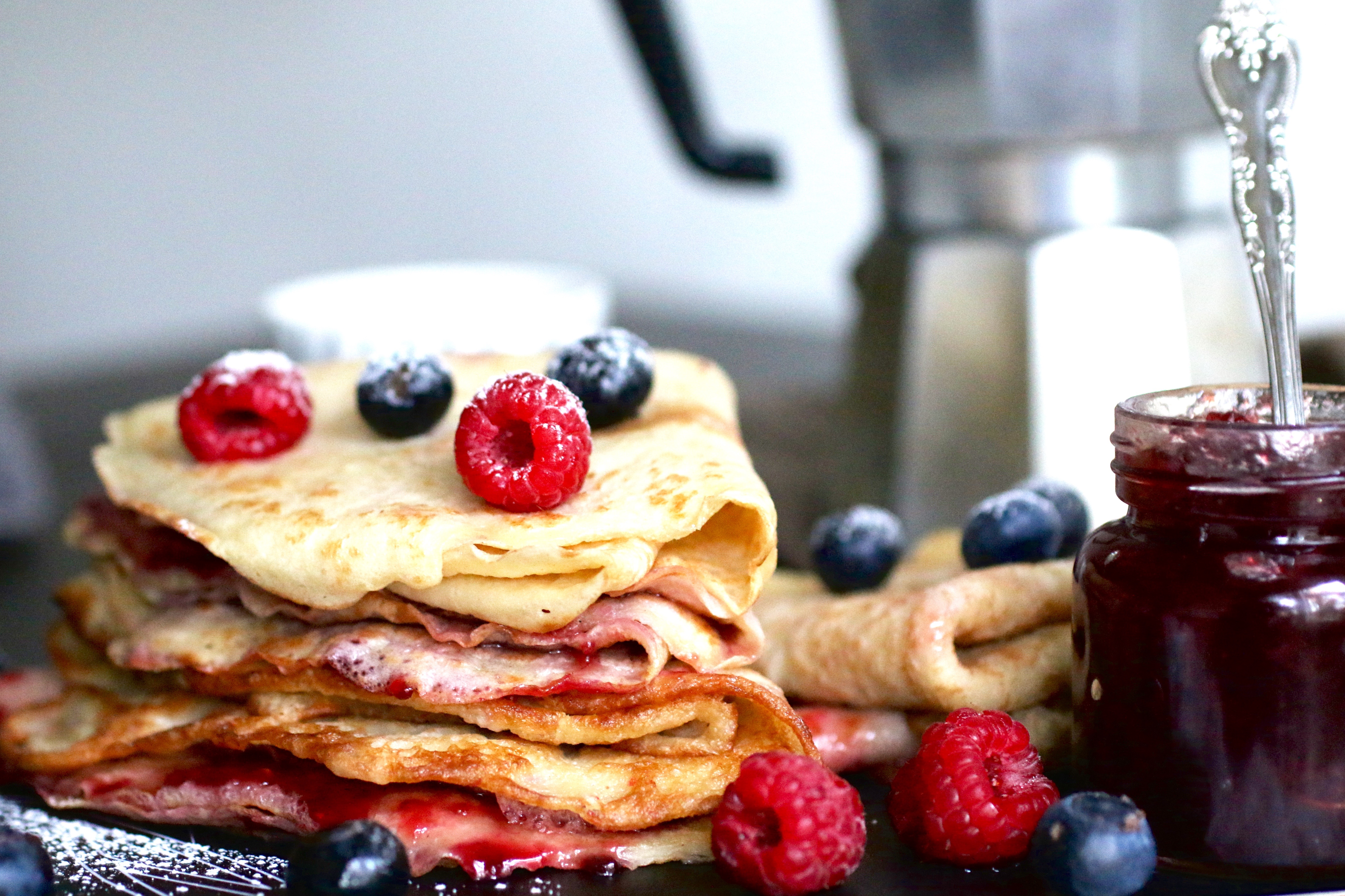 Veganska pannkakor Veganska pannkakor dekorerade med blåbär och hallon.