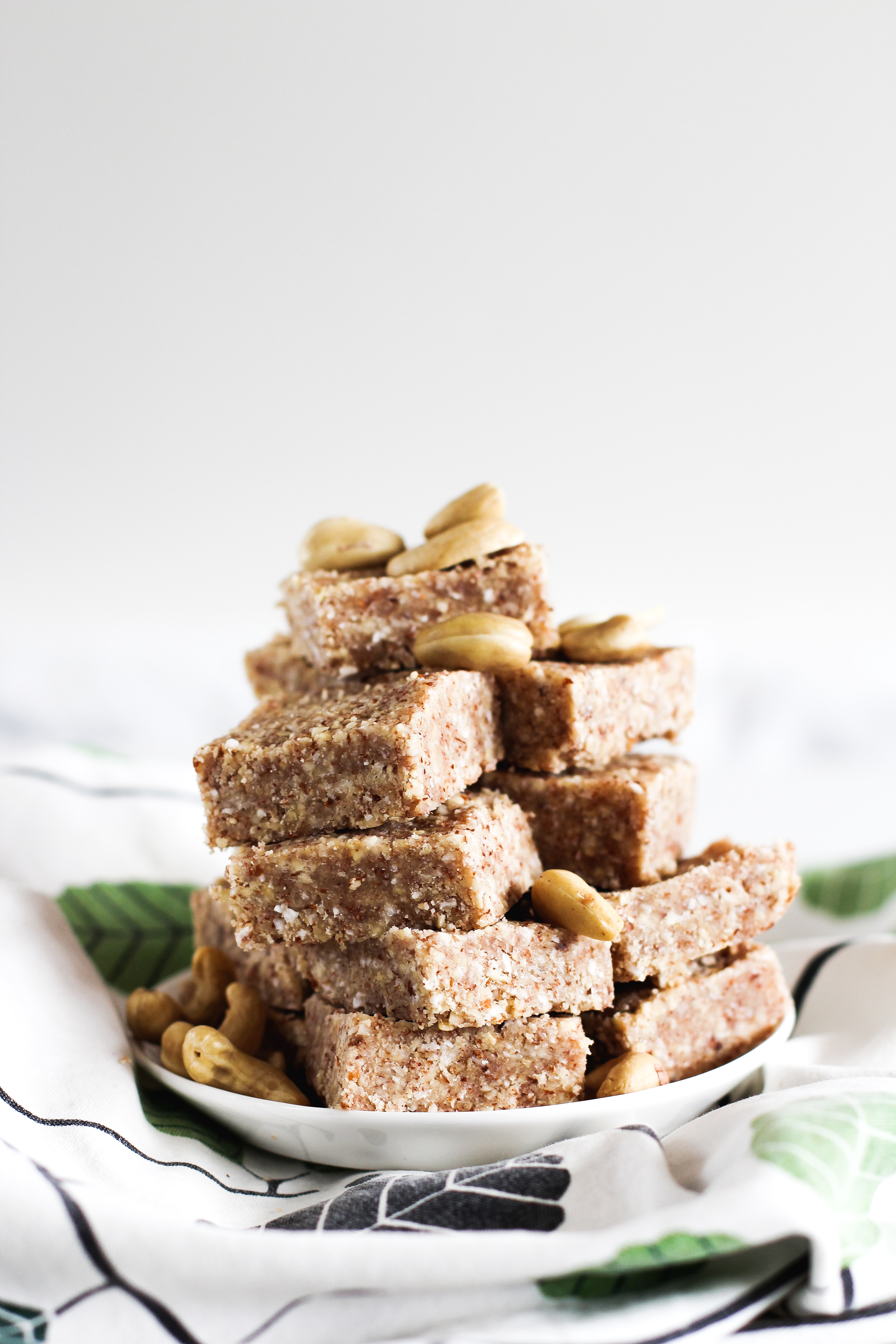 Glutenfria bars Glutenfria bars dekorerade med cashewnötter.