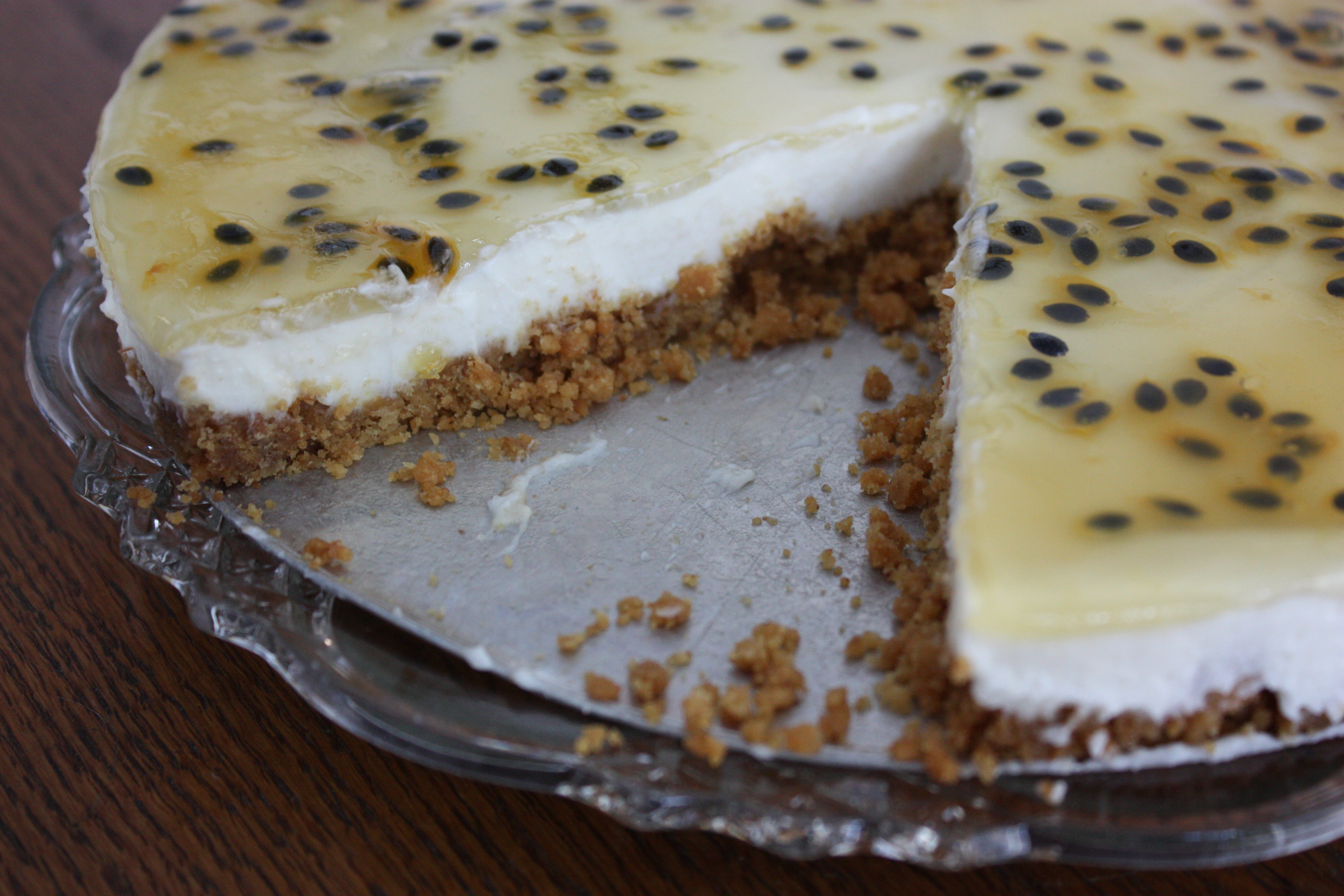 Citroncheesecake med passionsfrukt Citroncheesecake med passionsfrukt på ett tårtfat.