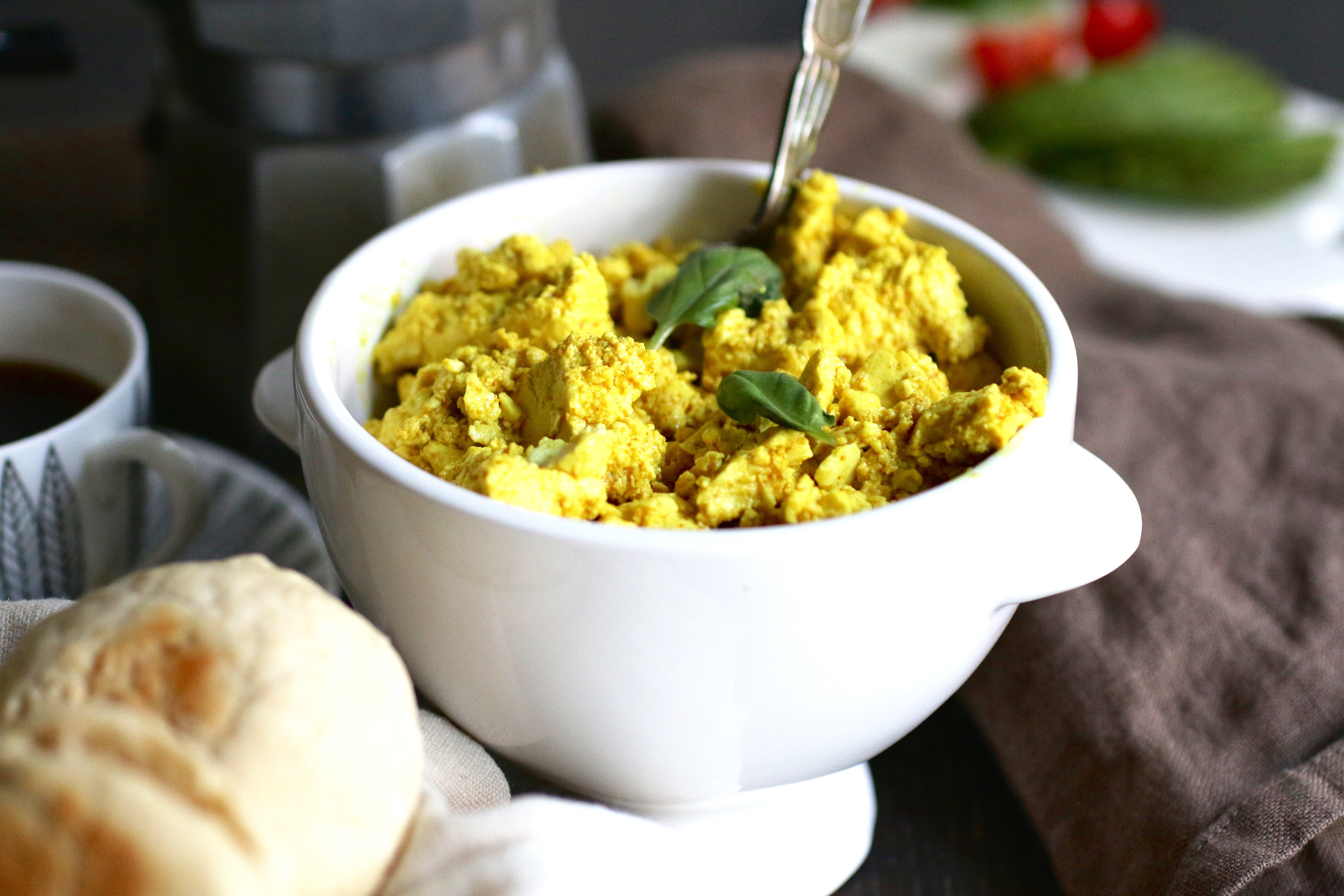 Scrambled tofu Scrambled tofu i en vit skål på ett bord.