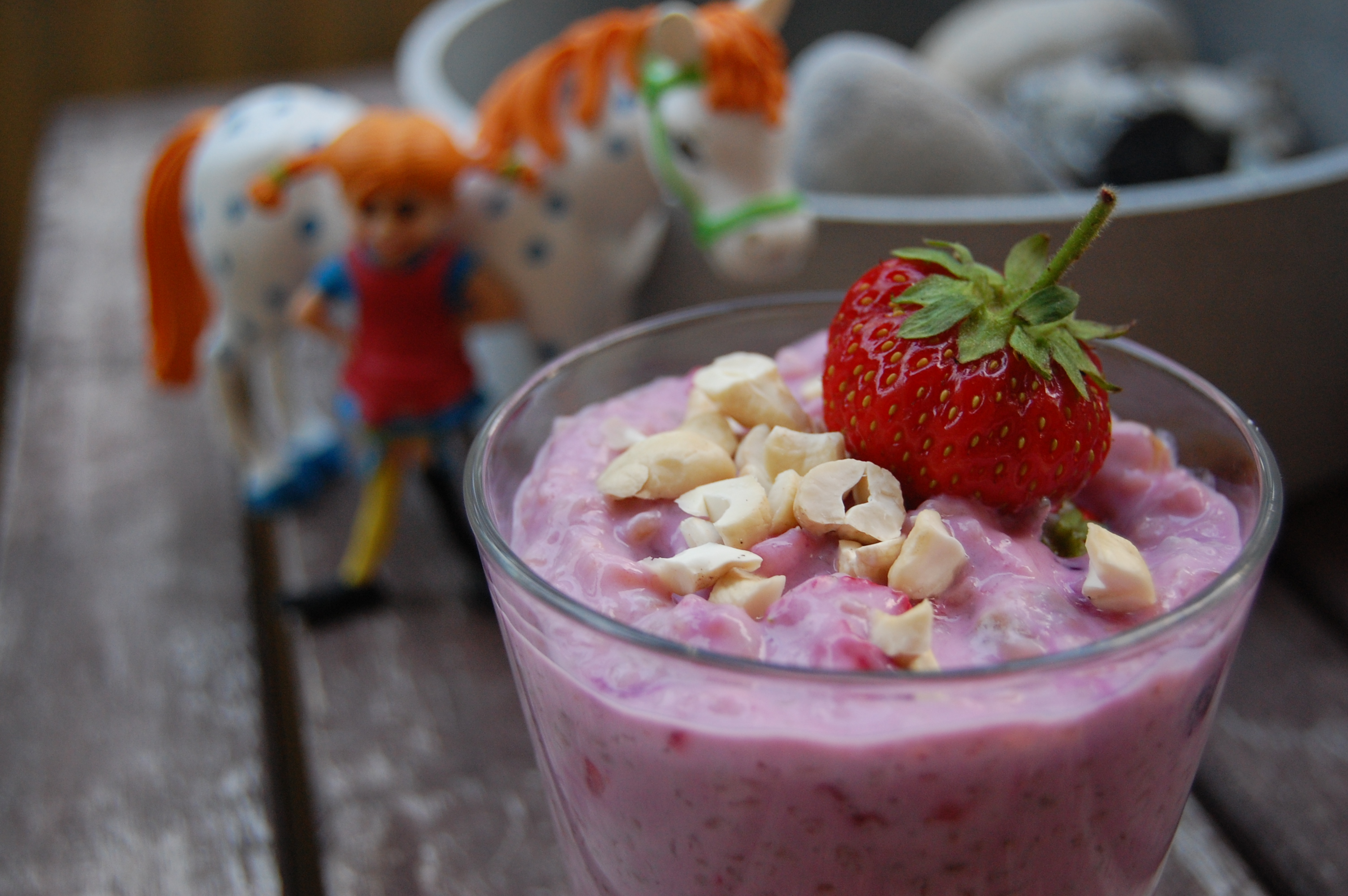 Vegansk melliskompott Vegansk melliskompott med nötter och jordgubb på ett bord