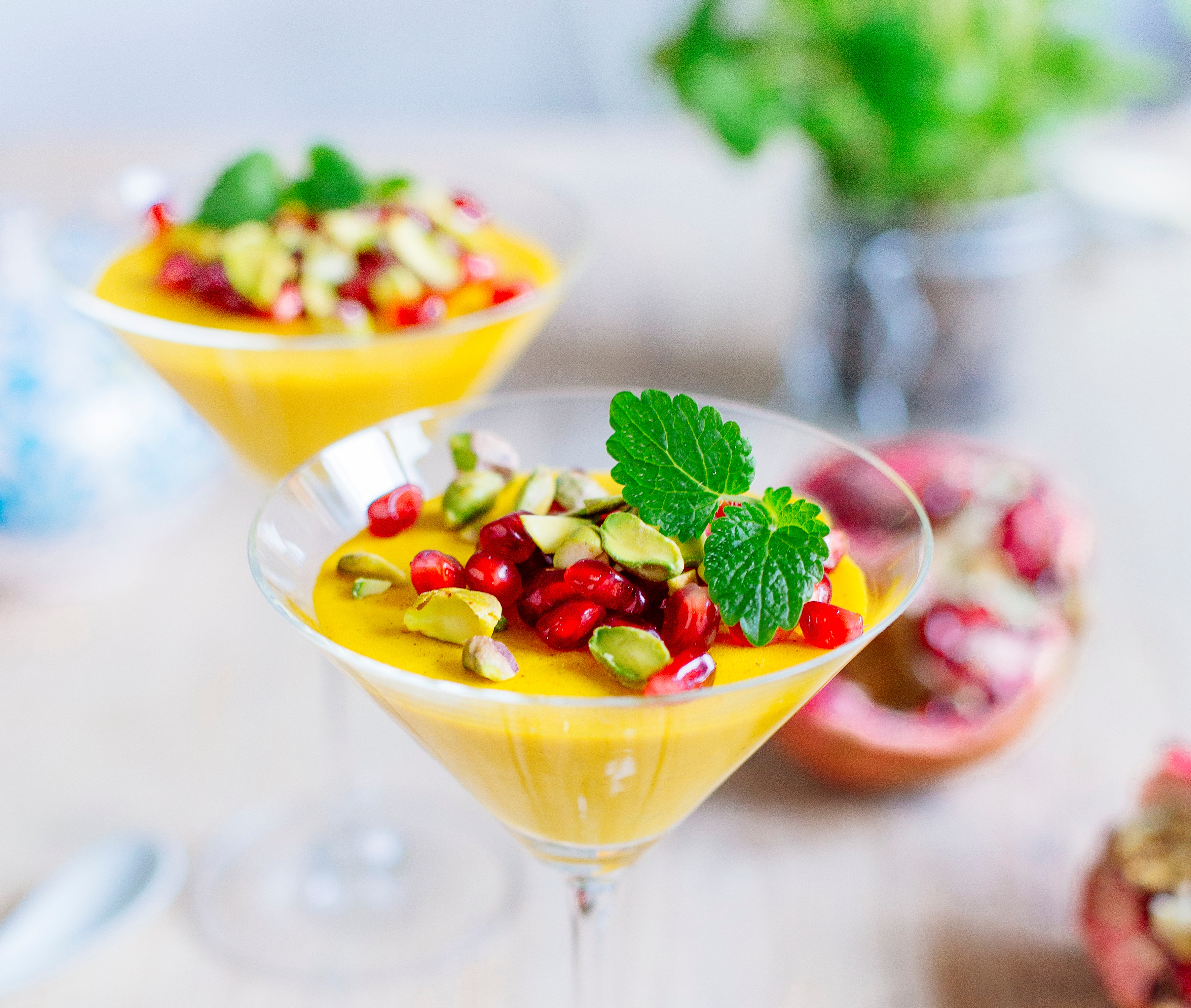 Pannacotta med saffran och pistage Pannacotta med saffran, toppad med granatäpple, pistagenötter och mynta