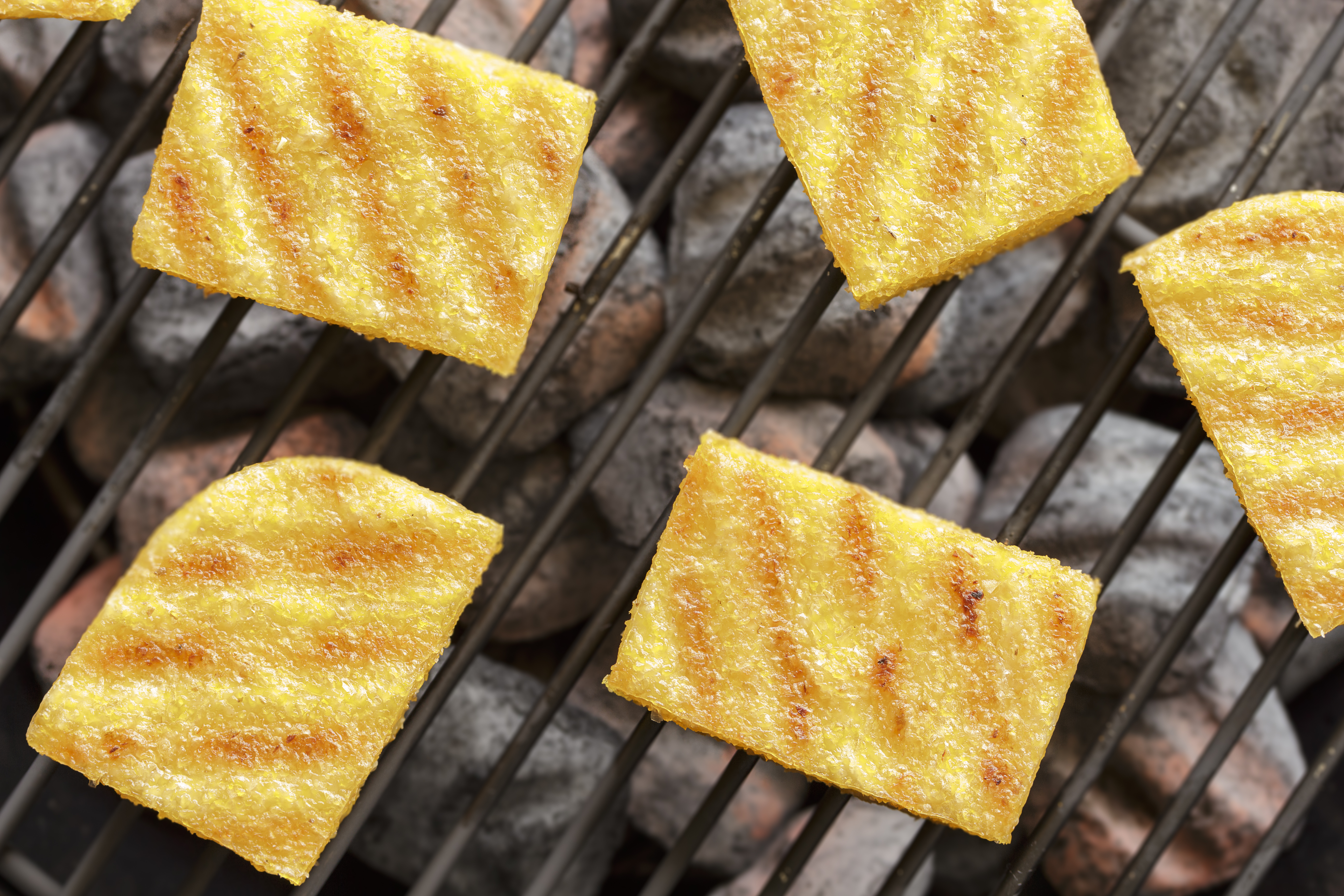 Grillad polenta grillad polenta på grill
