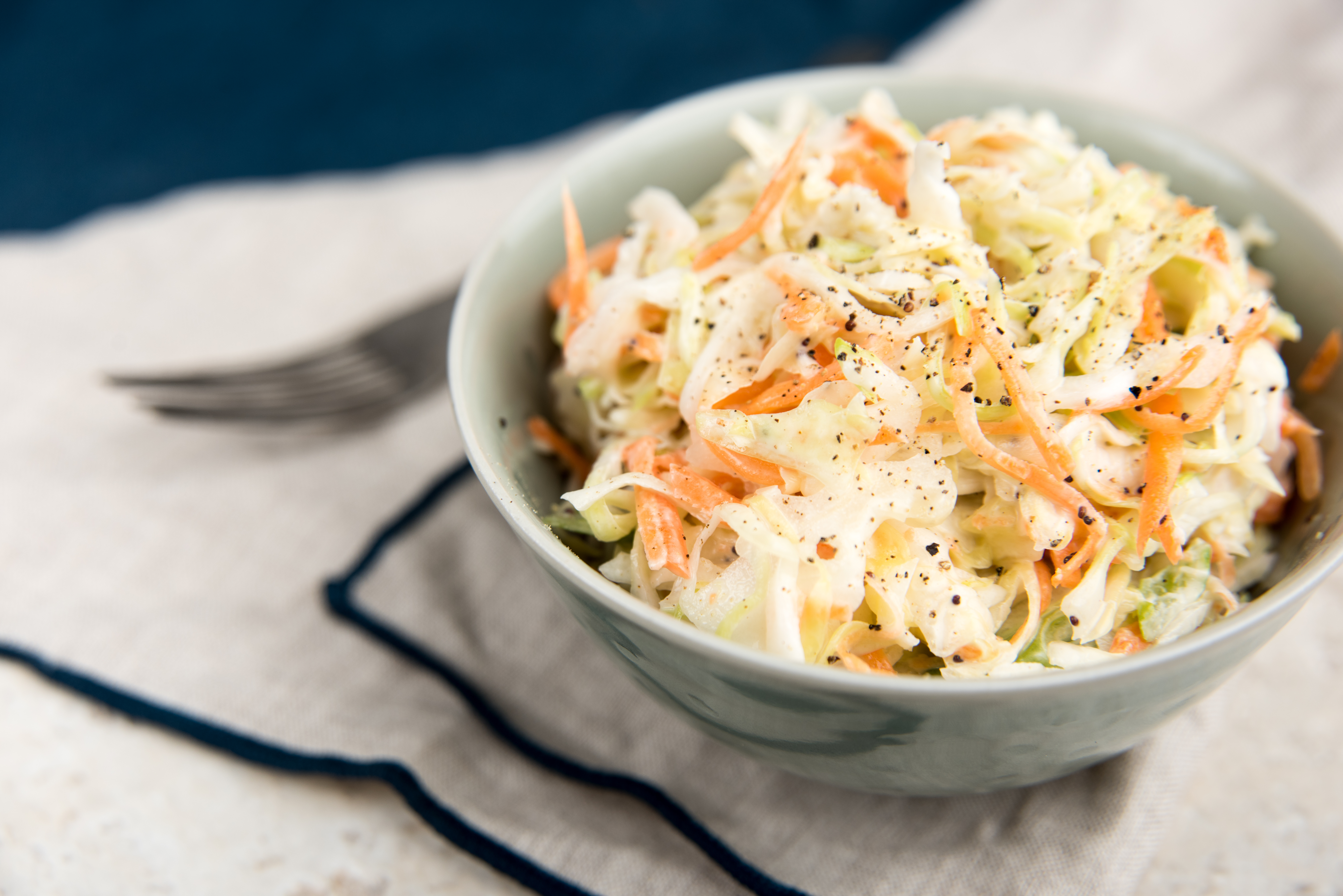 Cole slaw Cole slaw i en vit skål.