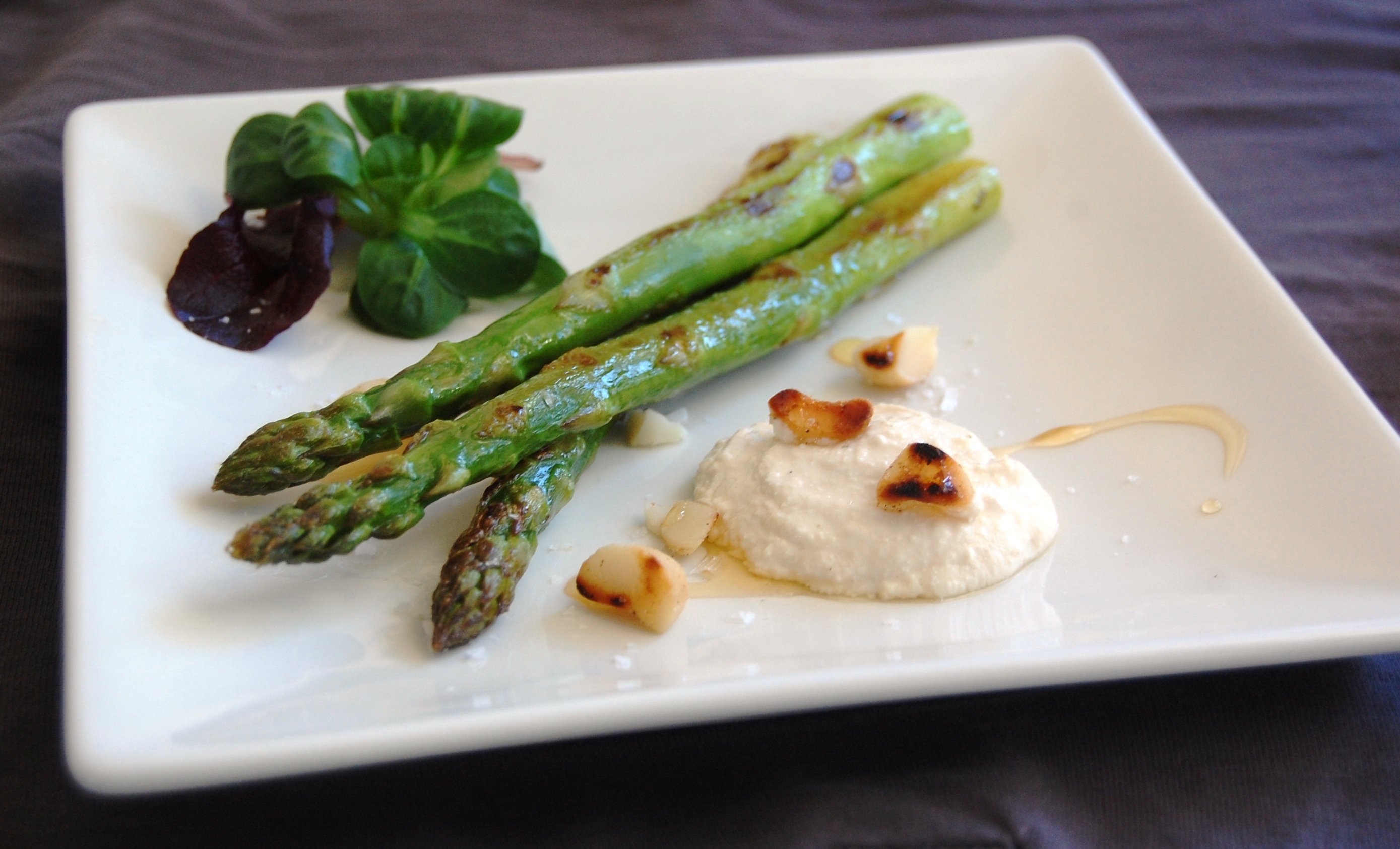 Fräst sparris med vegansk ädelostkräm Fräst sparris med vegansk ädelostkräm på en vit tallrik.