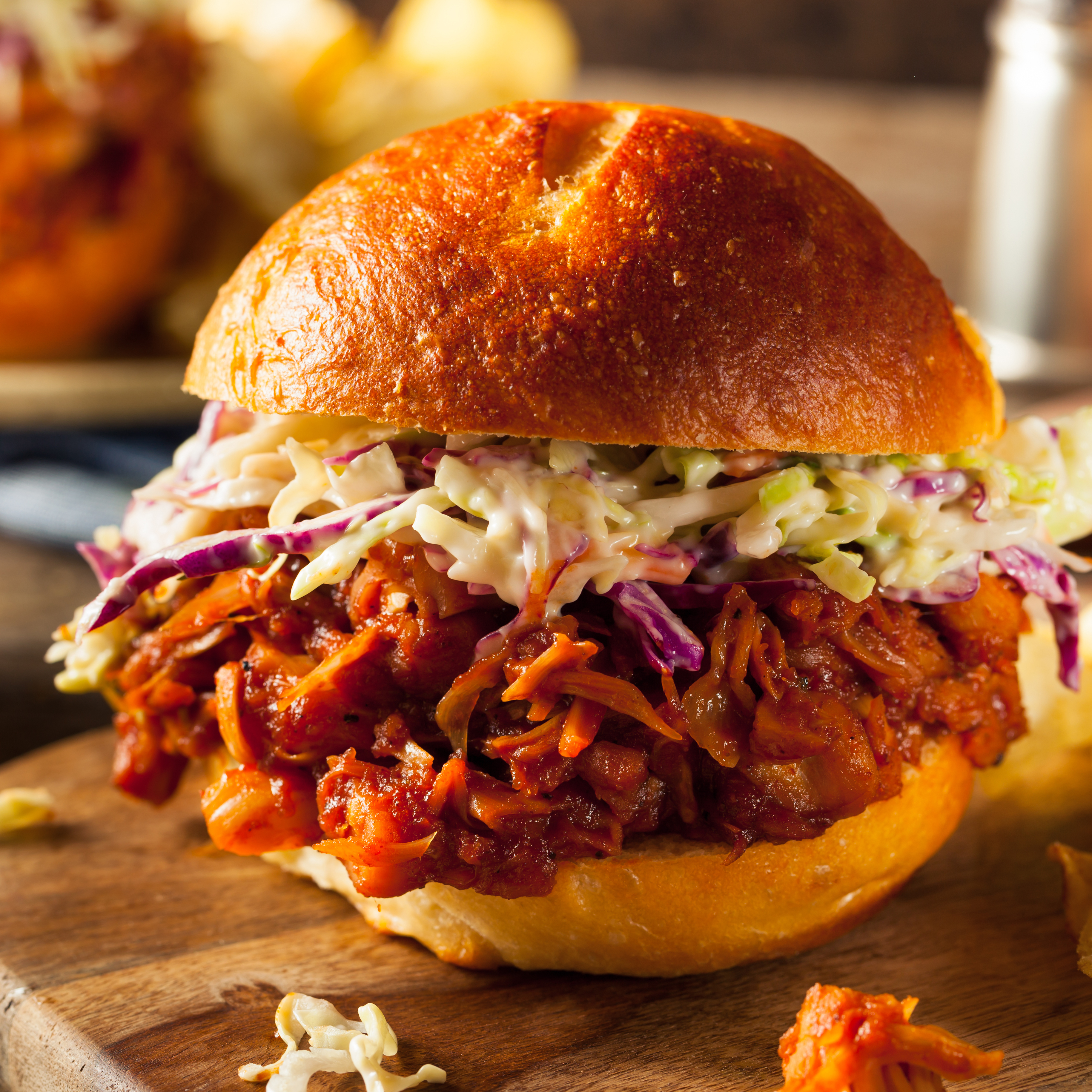 Shutterstock - Brent Hofacker Bild på burgare med pulled vego och coleslaw