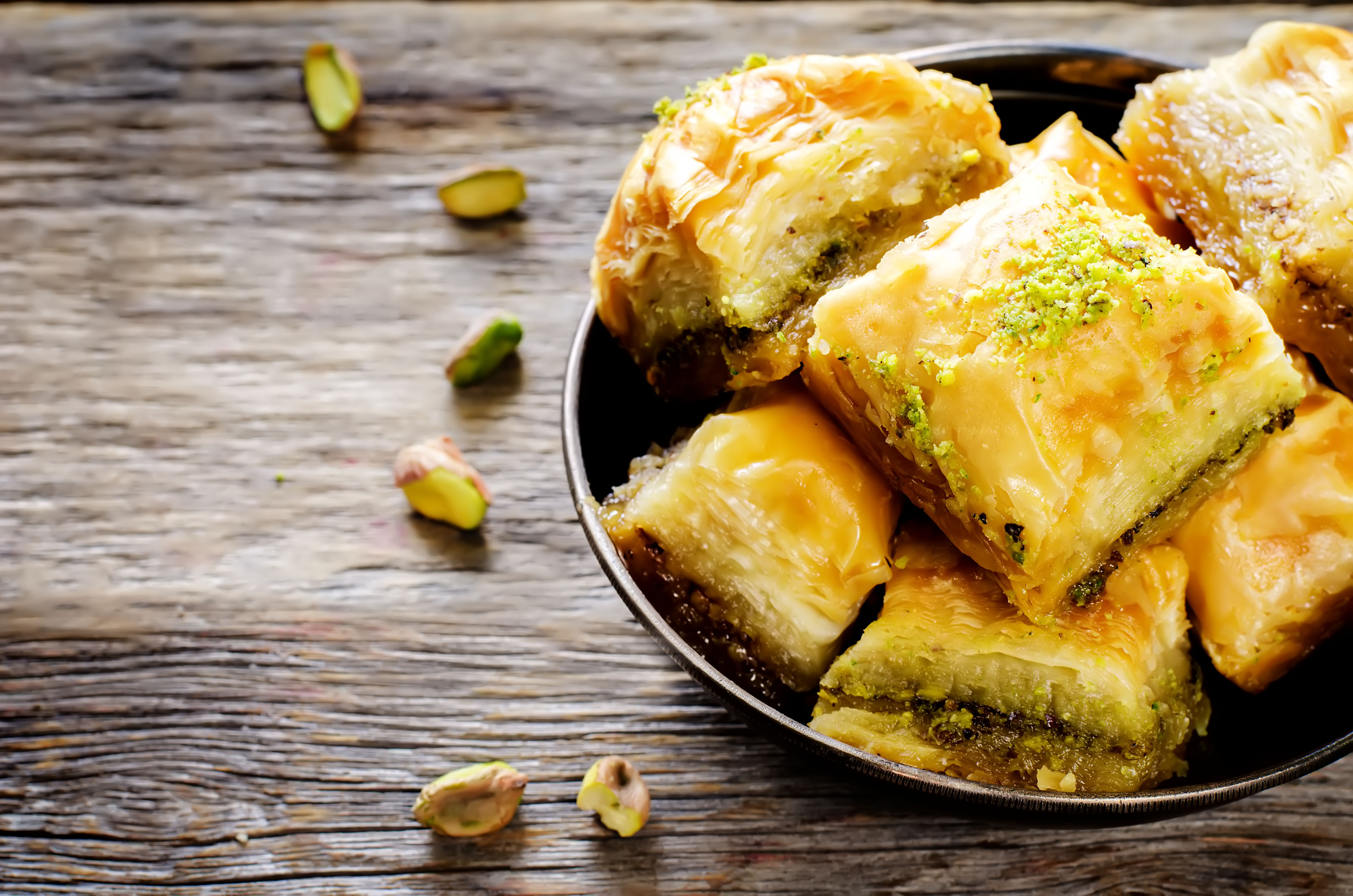 Av Nataliya Arzamasova Et fat med baklava på ett träbord.