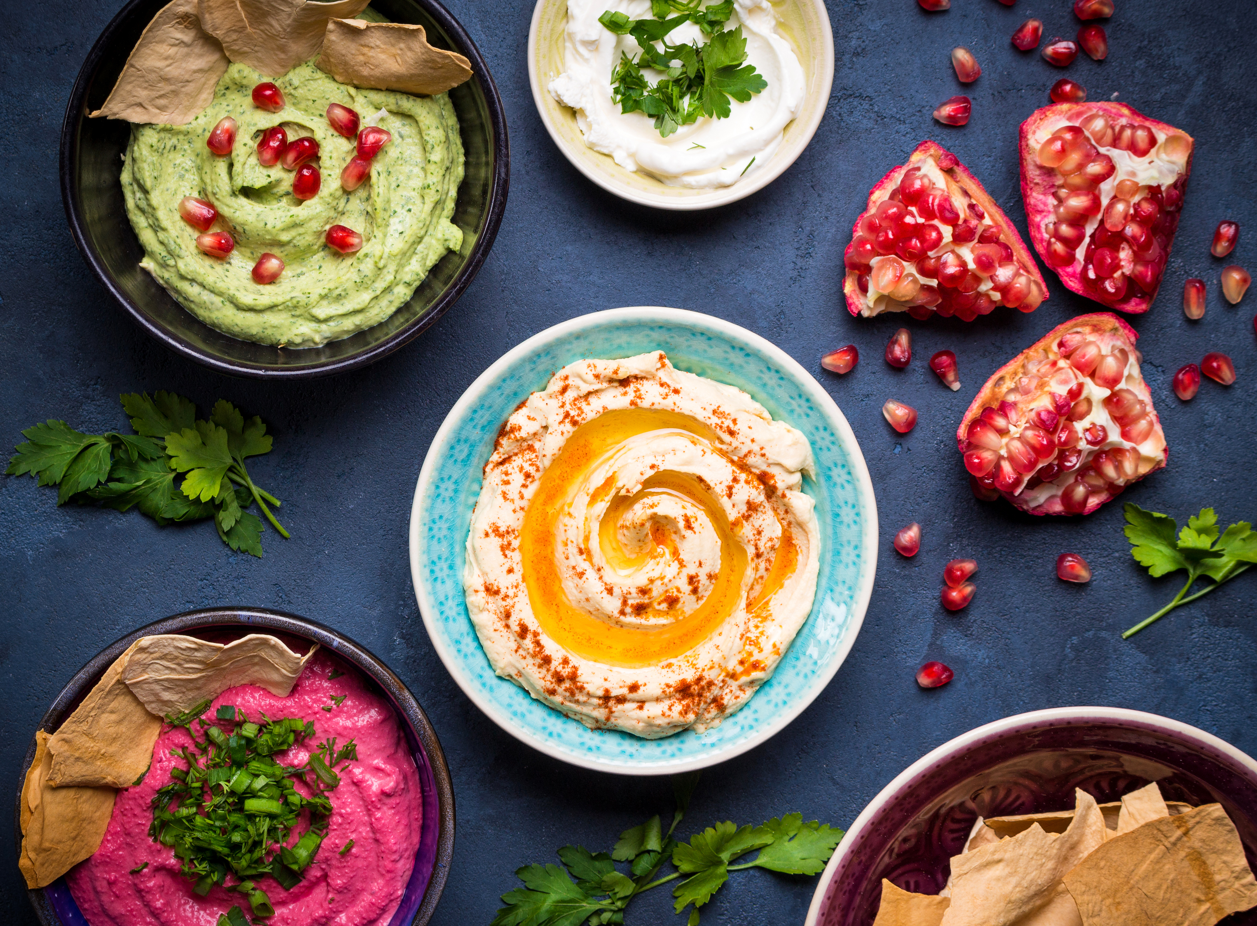 Shutterstock - its_al_dente Bild på hummus i olika färger och skålar