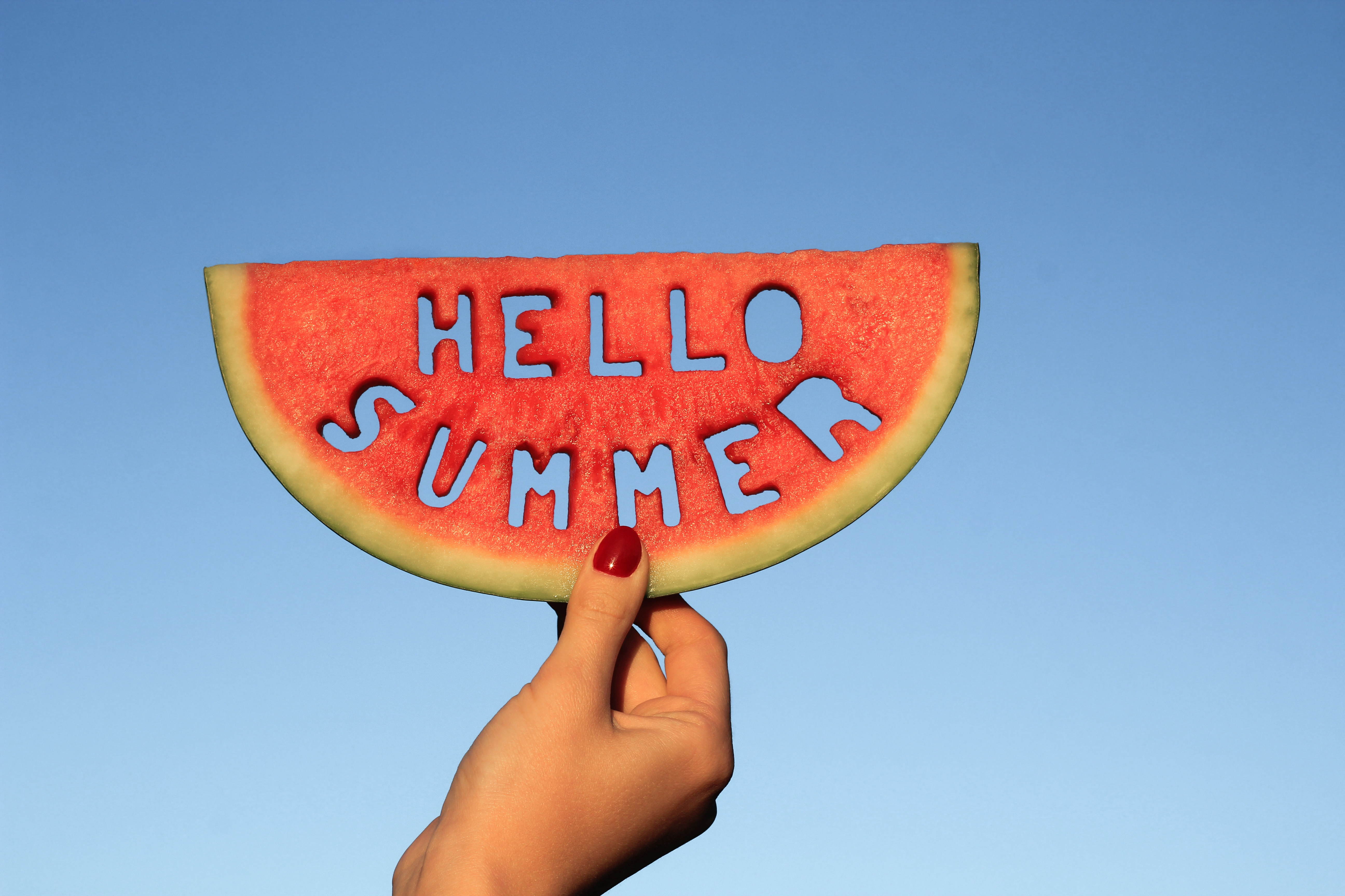 Vattenmelon skiva med beskuren text "Hello summer"