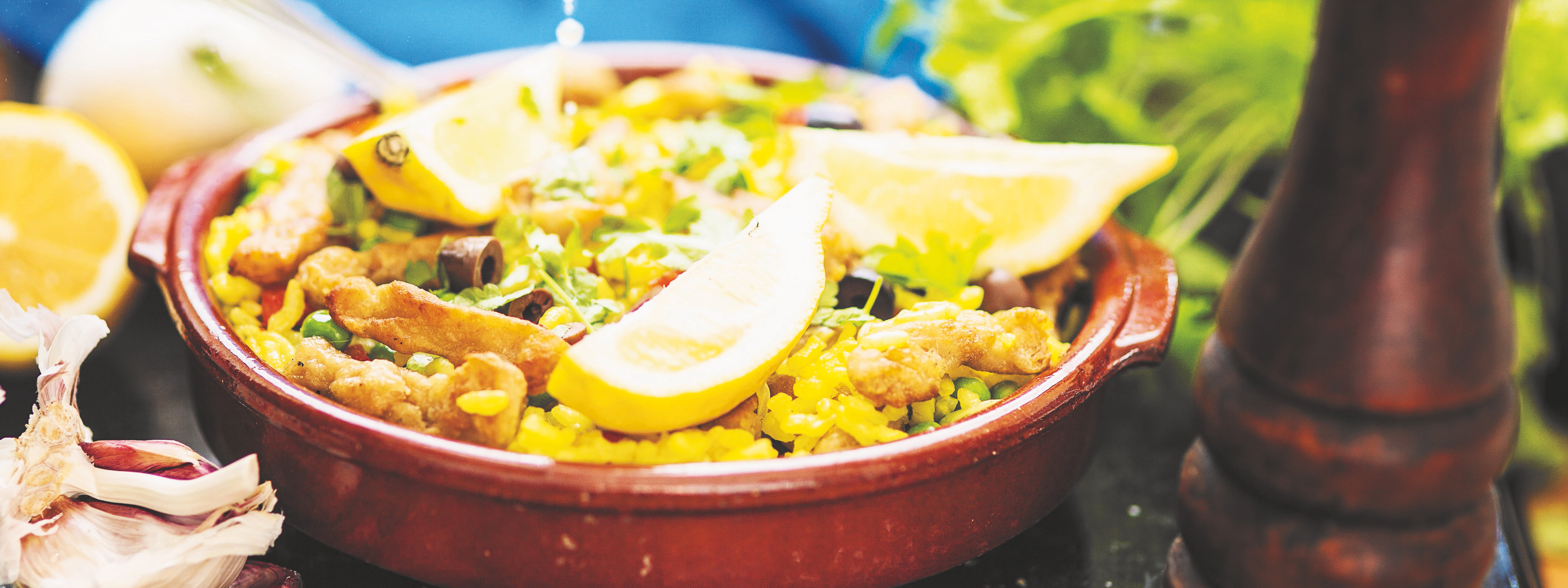 Paella paella i en röd form
