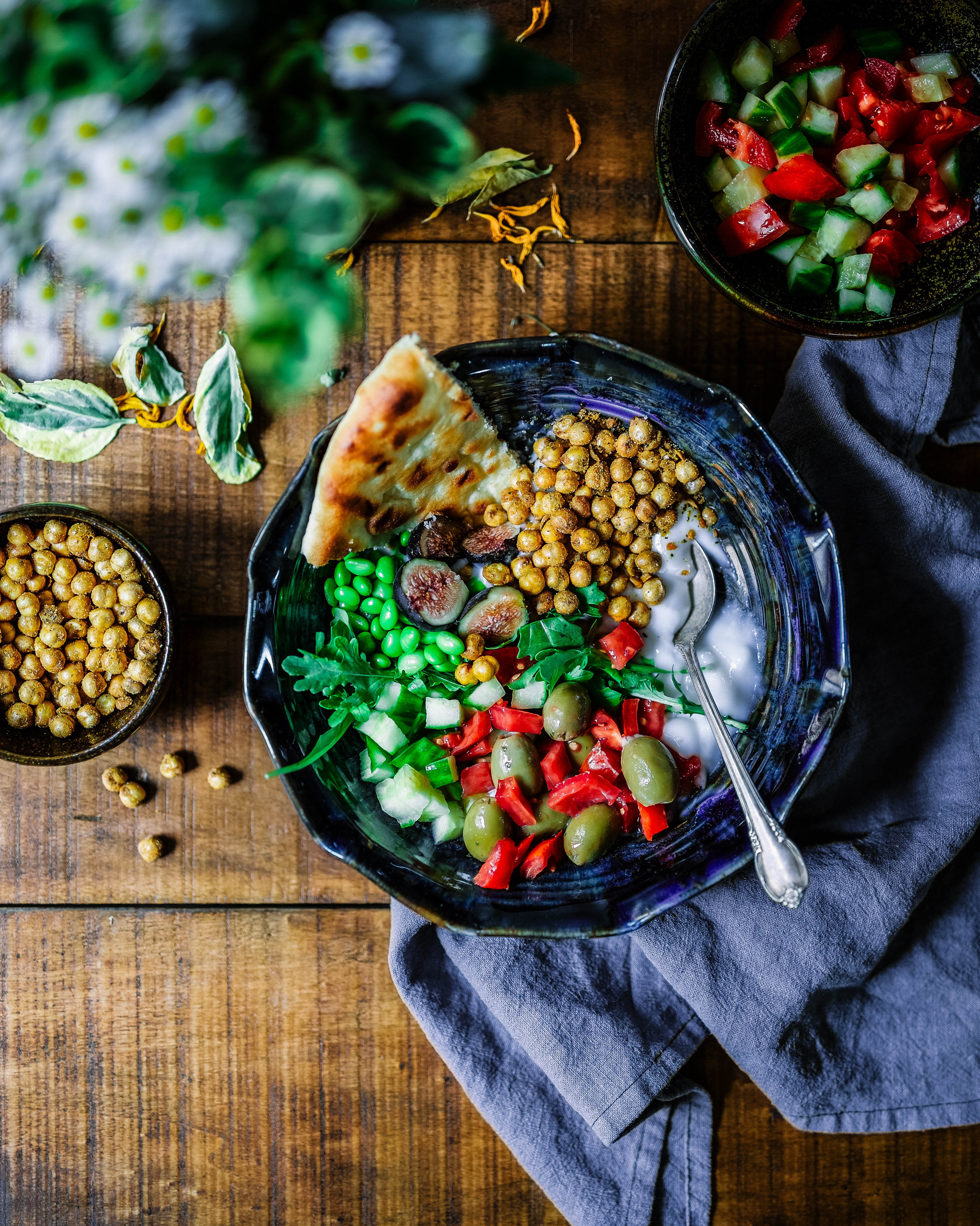 Photo by Edgar Castrejon on Unsplash skål med kikärtor, grönsaker och sås på ett bord