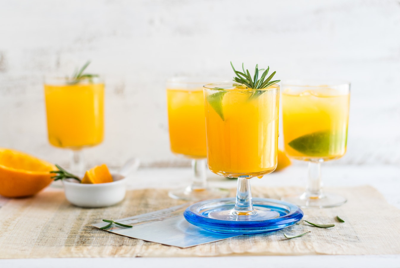 Neos rymdjuice Fyra glas med juice på ett vitt bord