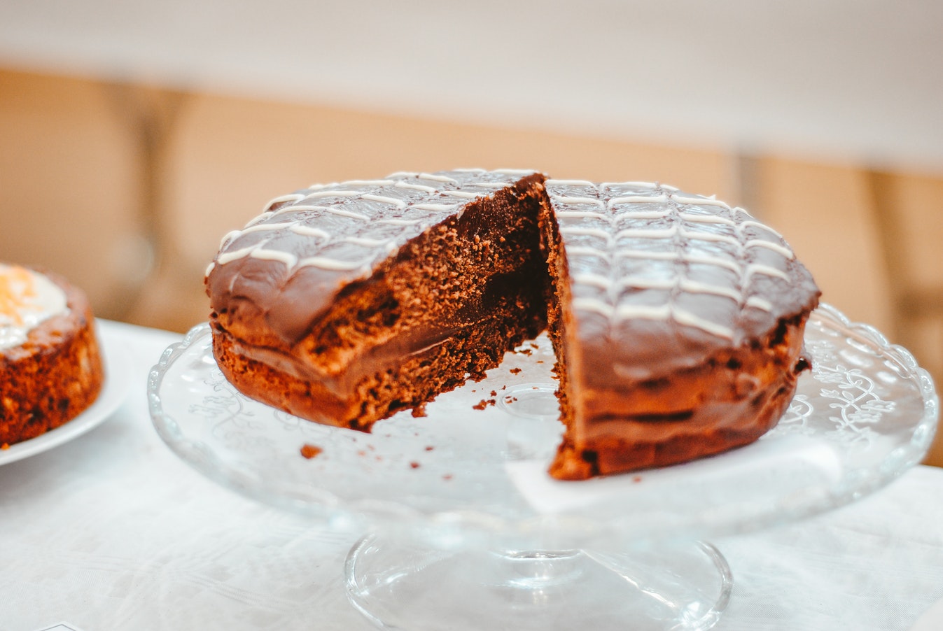Chokladtårta Chokladtårta på ett tårtfat av glas.