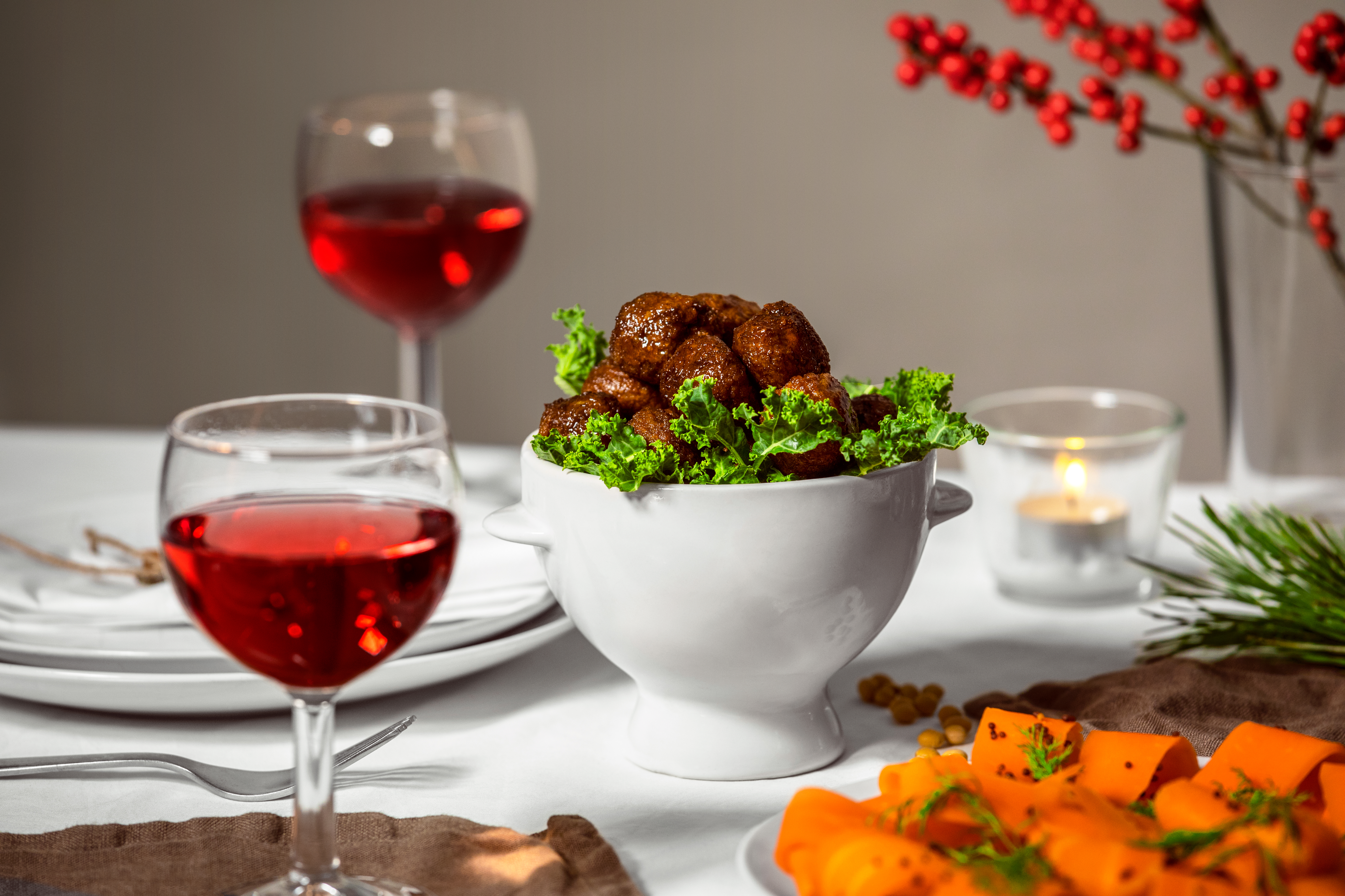 Vegobullar Veganska köttbullar i en vit skål på ett dukat bord