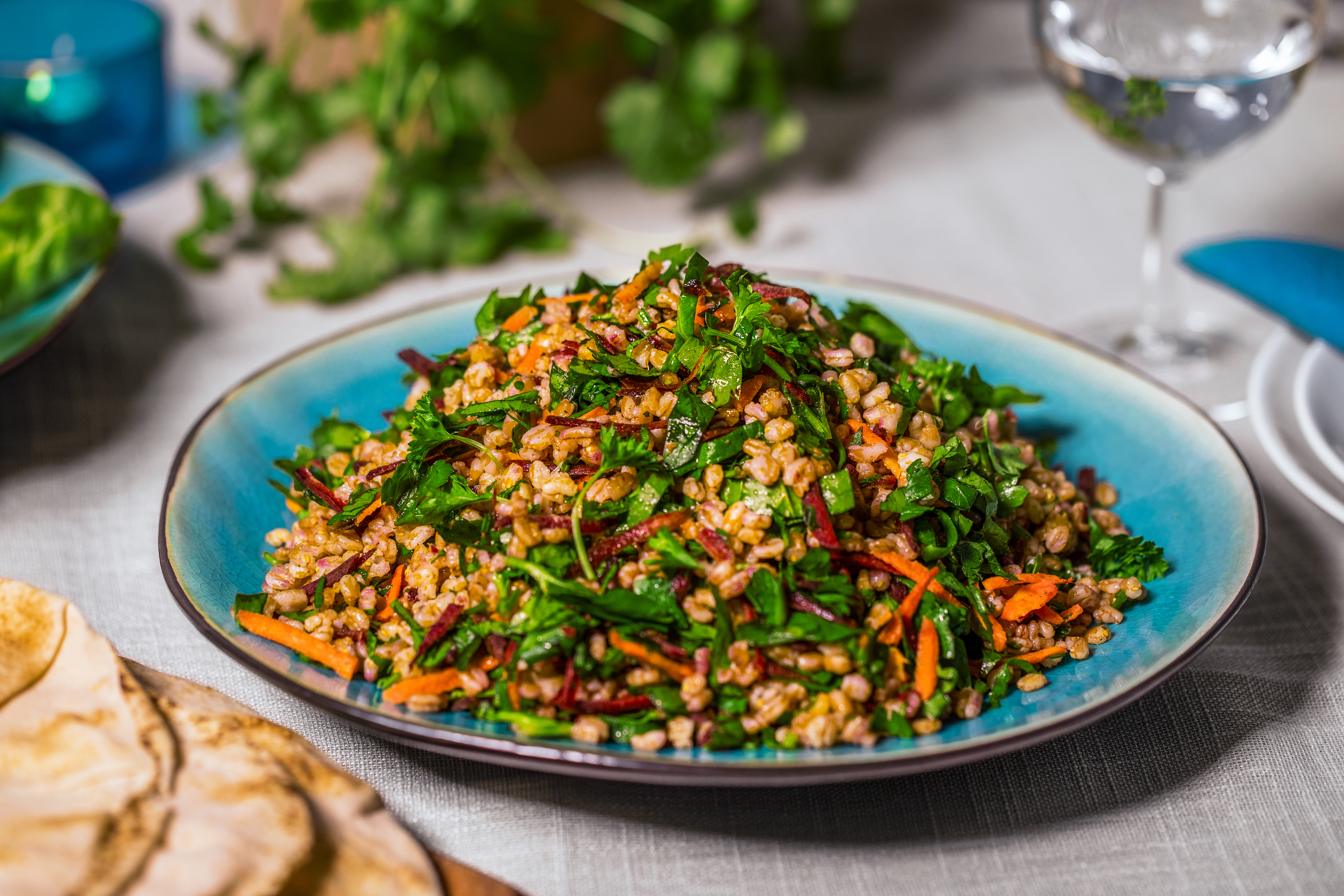 Tabbouleh på en turkos tallrik