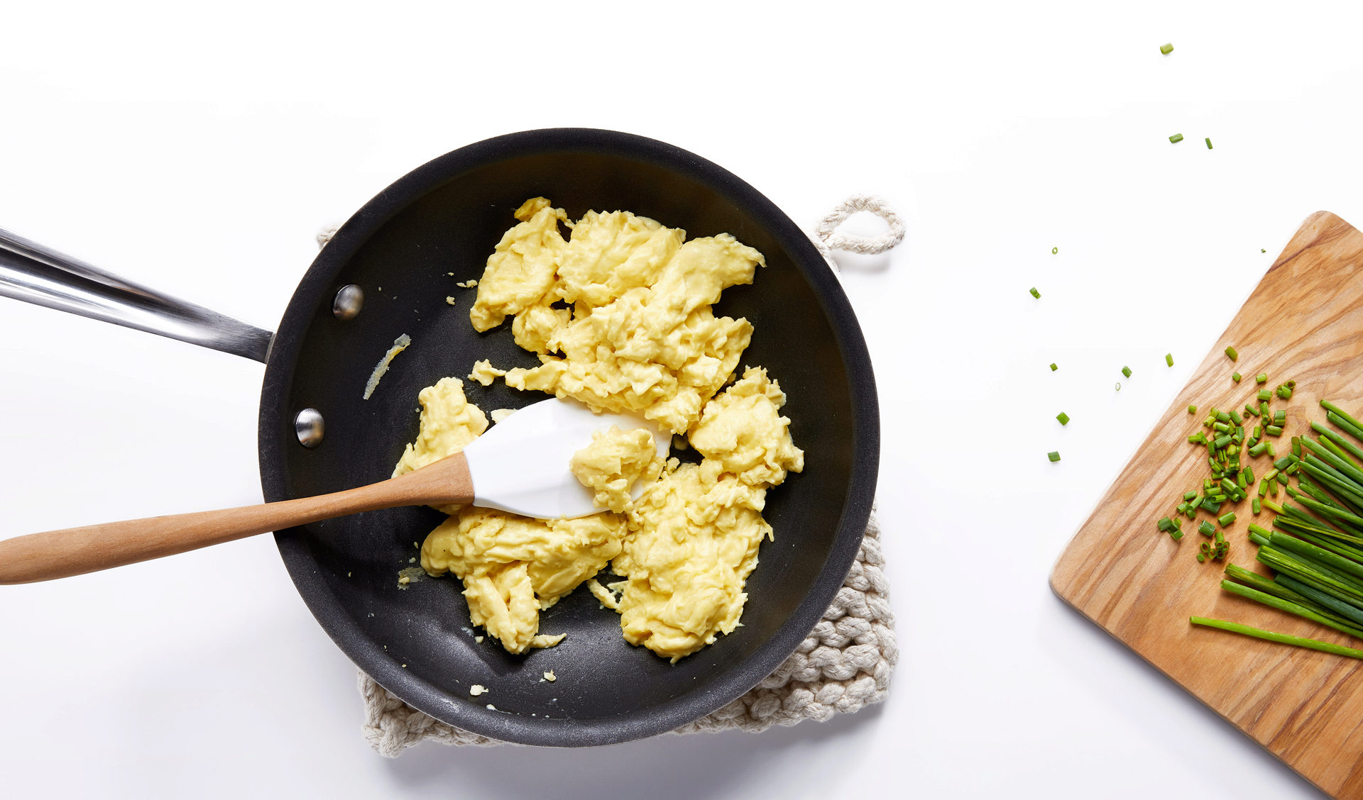 Stekpanna med vegansk scrambled egg