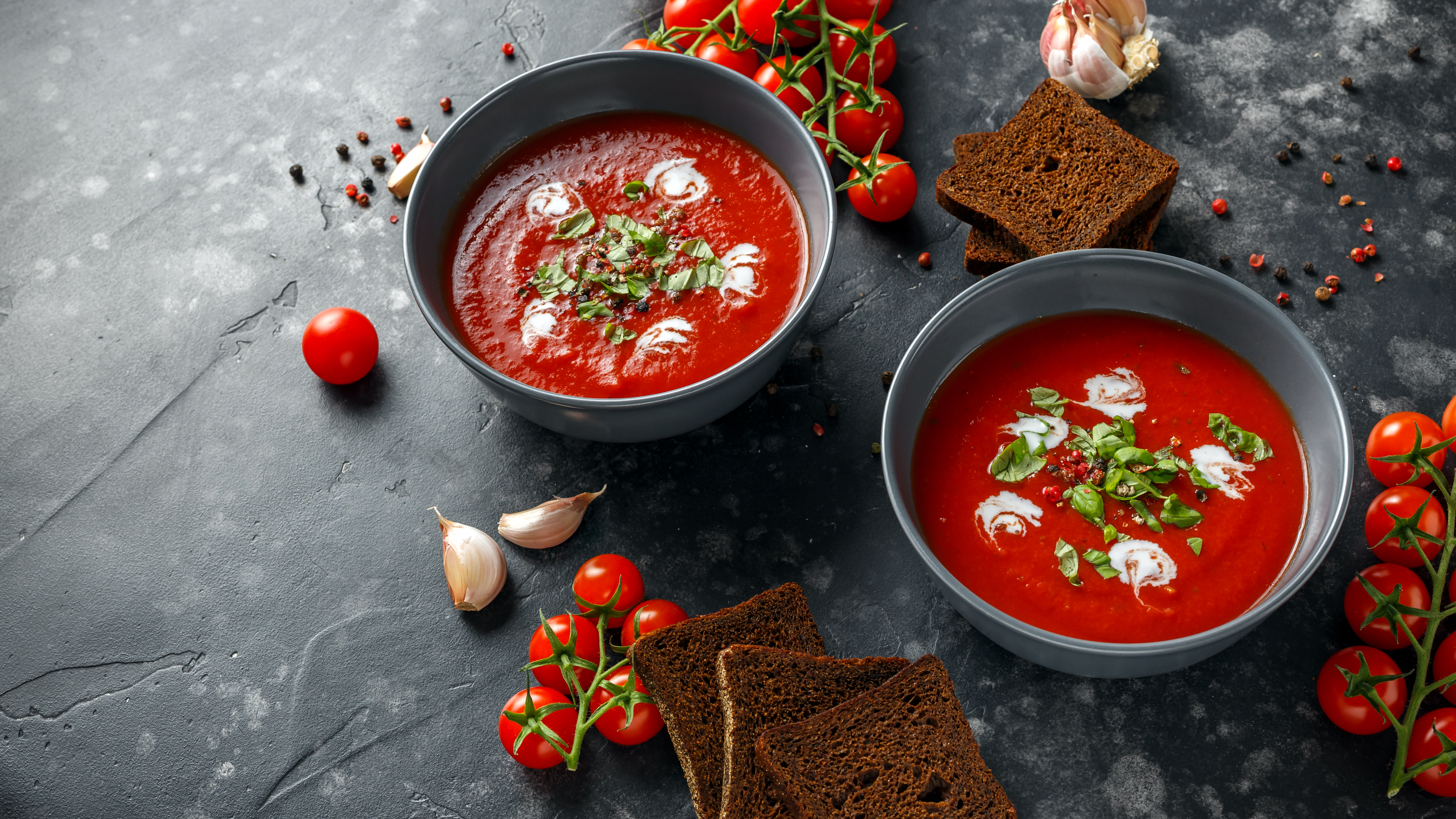 Två skålar med tomatsoppa