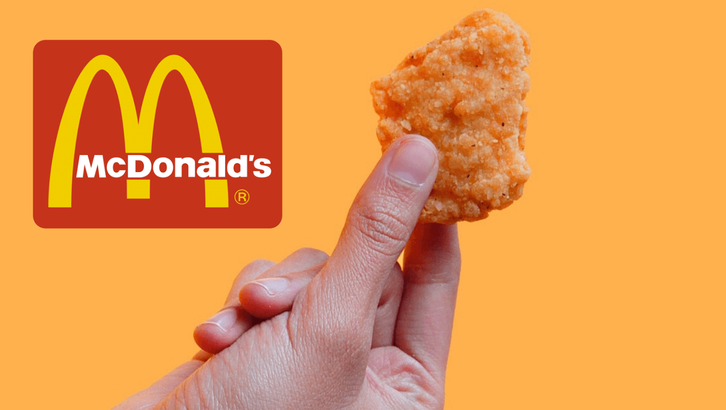 En vegansk nuggets med McDonalds loggan intill