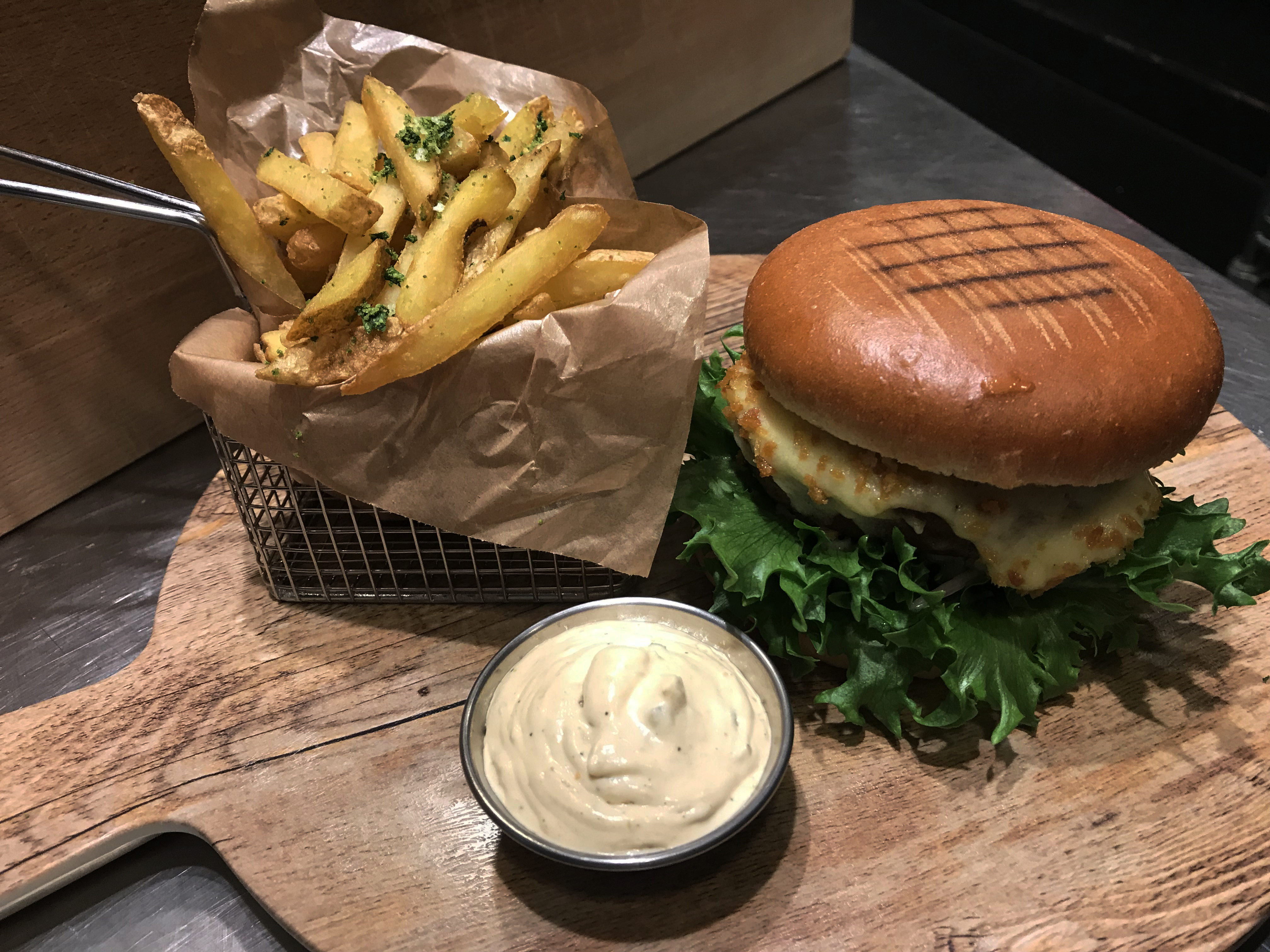 Vegansk burgare med tillbehör