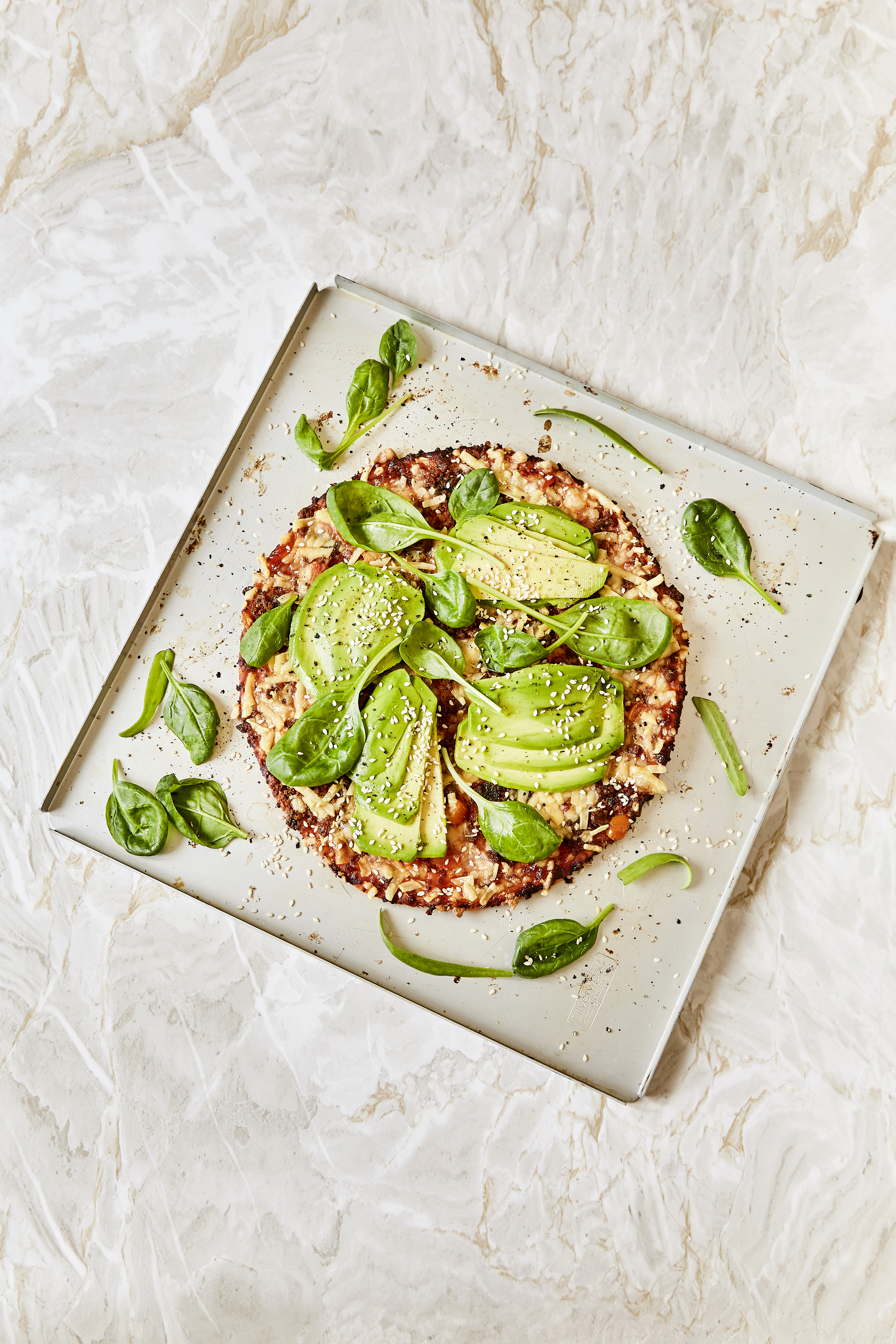 Vegansk pizza på plåt.