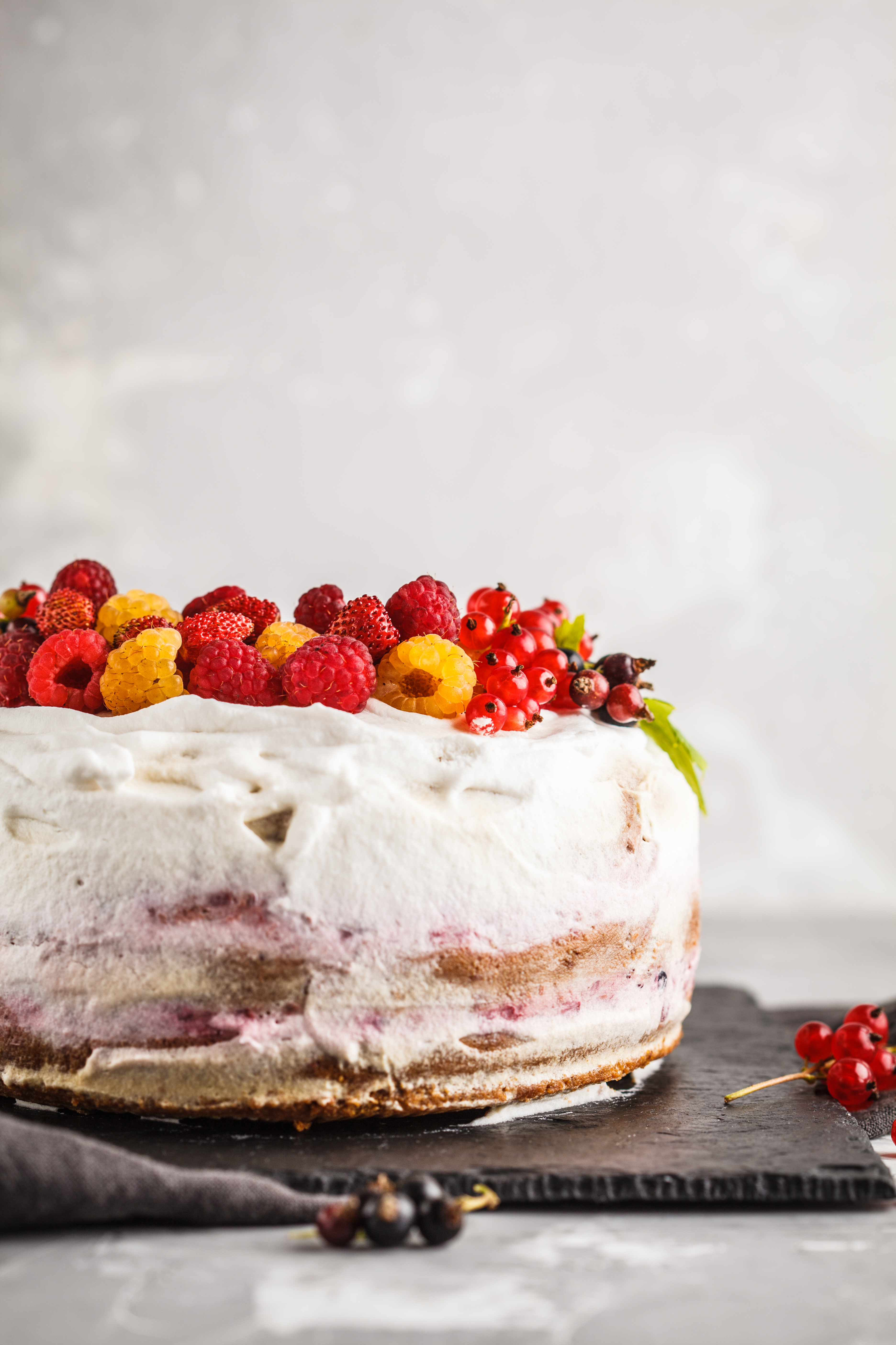 Vegansk sommartårta Vegansk somrig tårta toppad med hallon och röda vinbär