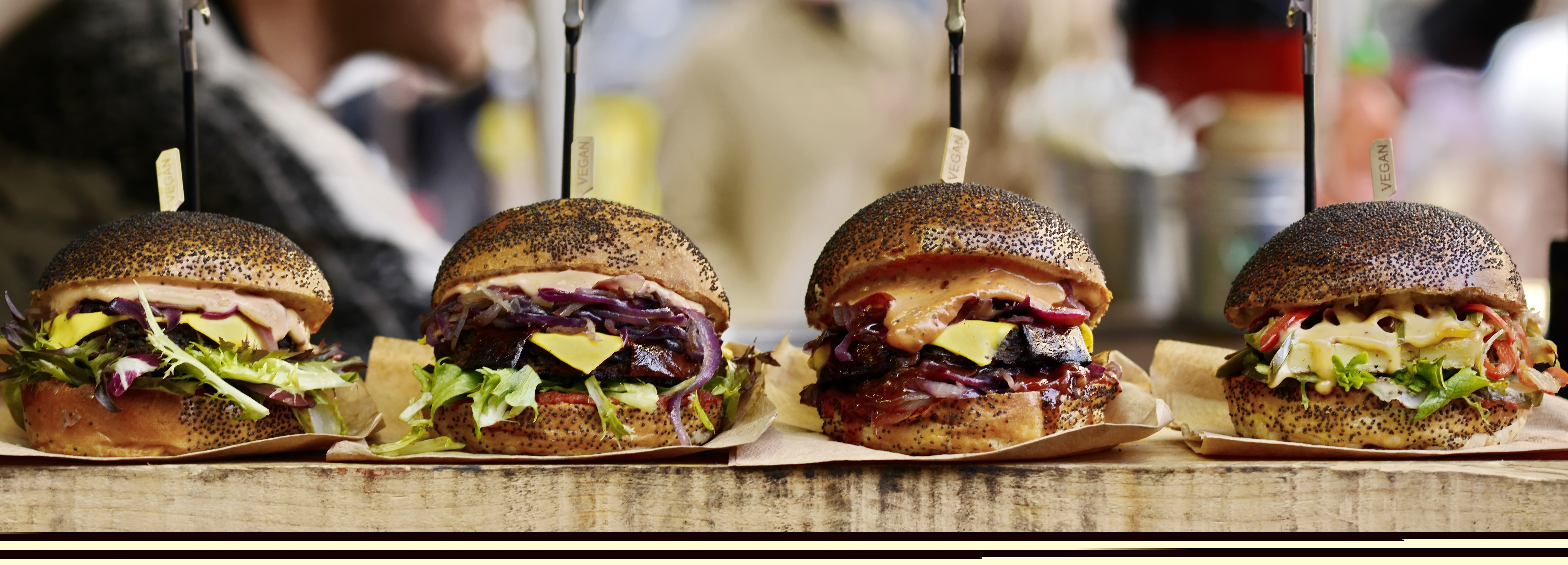 Fyra veganska burgare på rad.