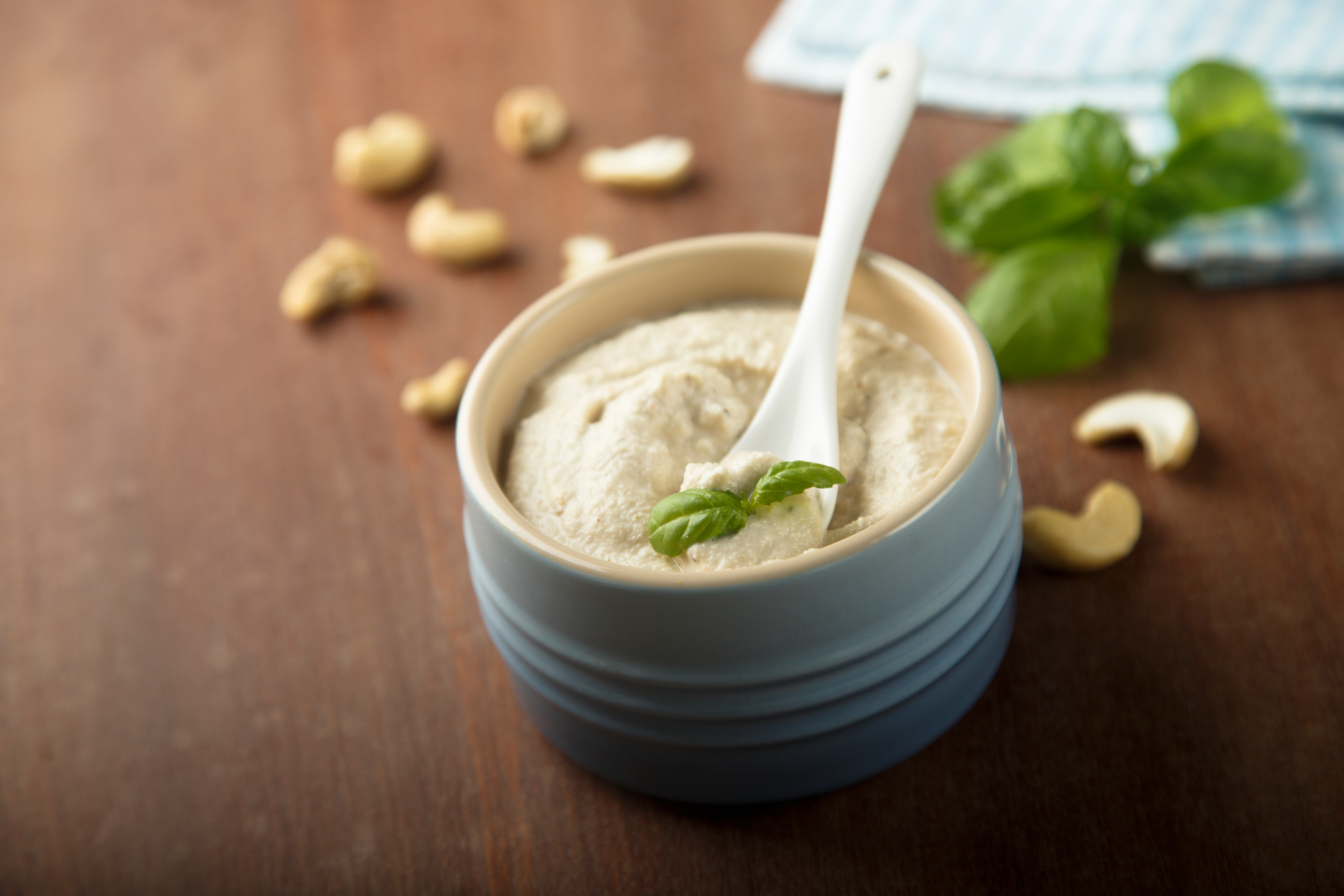 Vegansk cashewdipp Vegansk cashewdip i en liten skål.