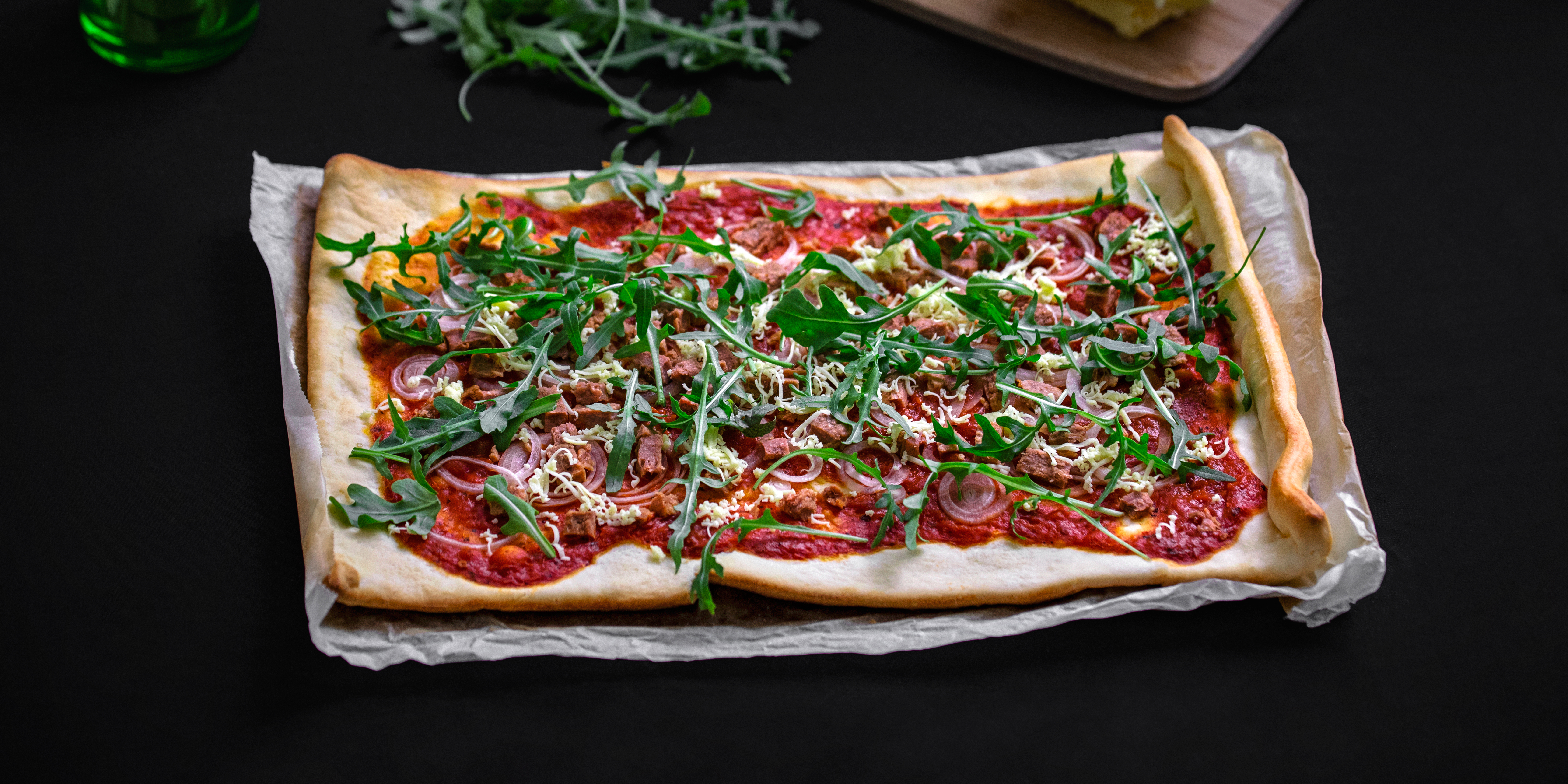 Veganska vesuvio pizza på ett bord