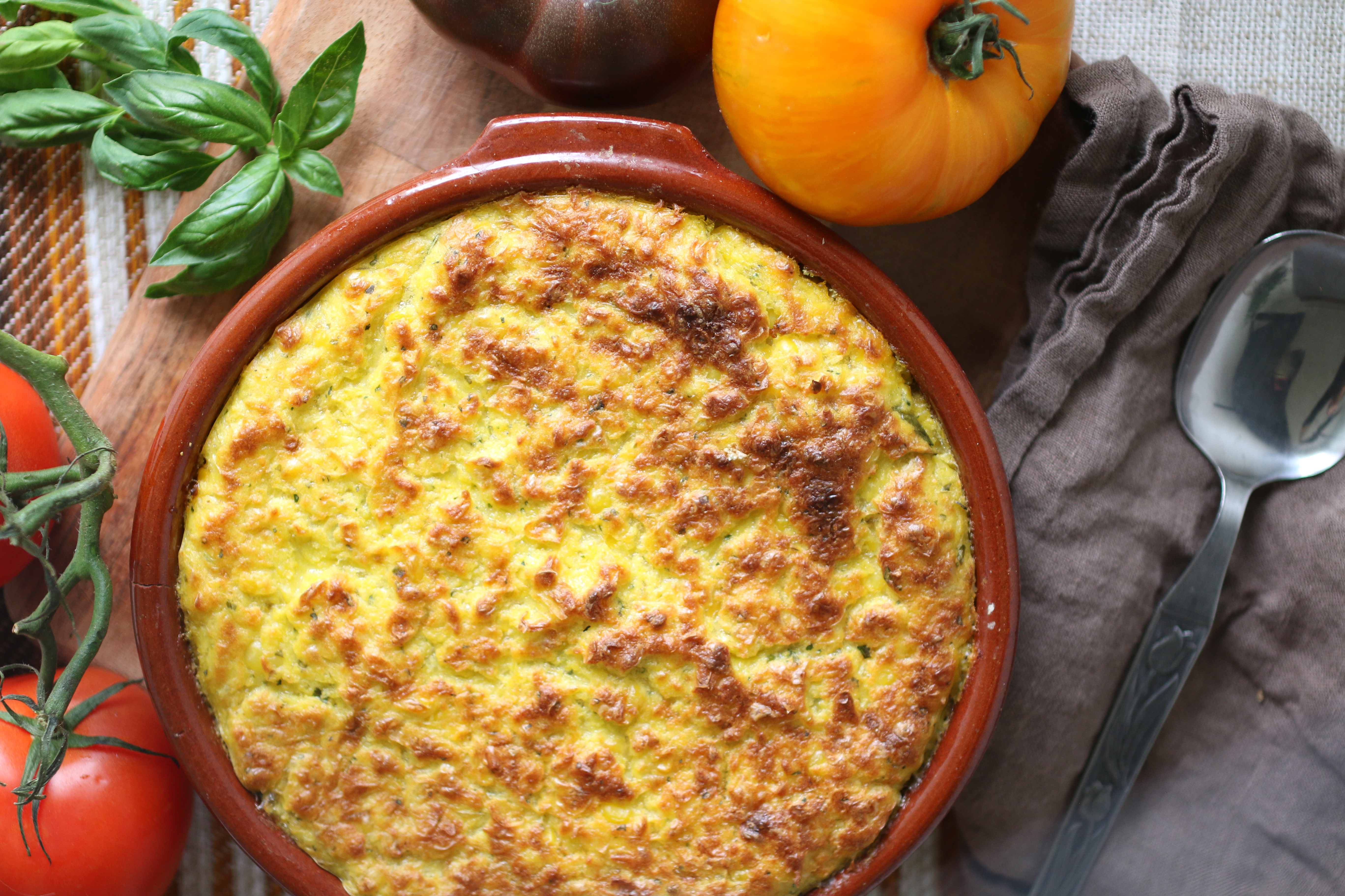 vegansk pastel de choclo, majsgratäng i en lerform