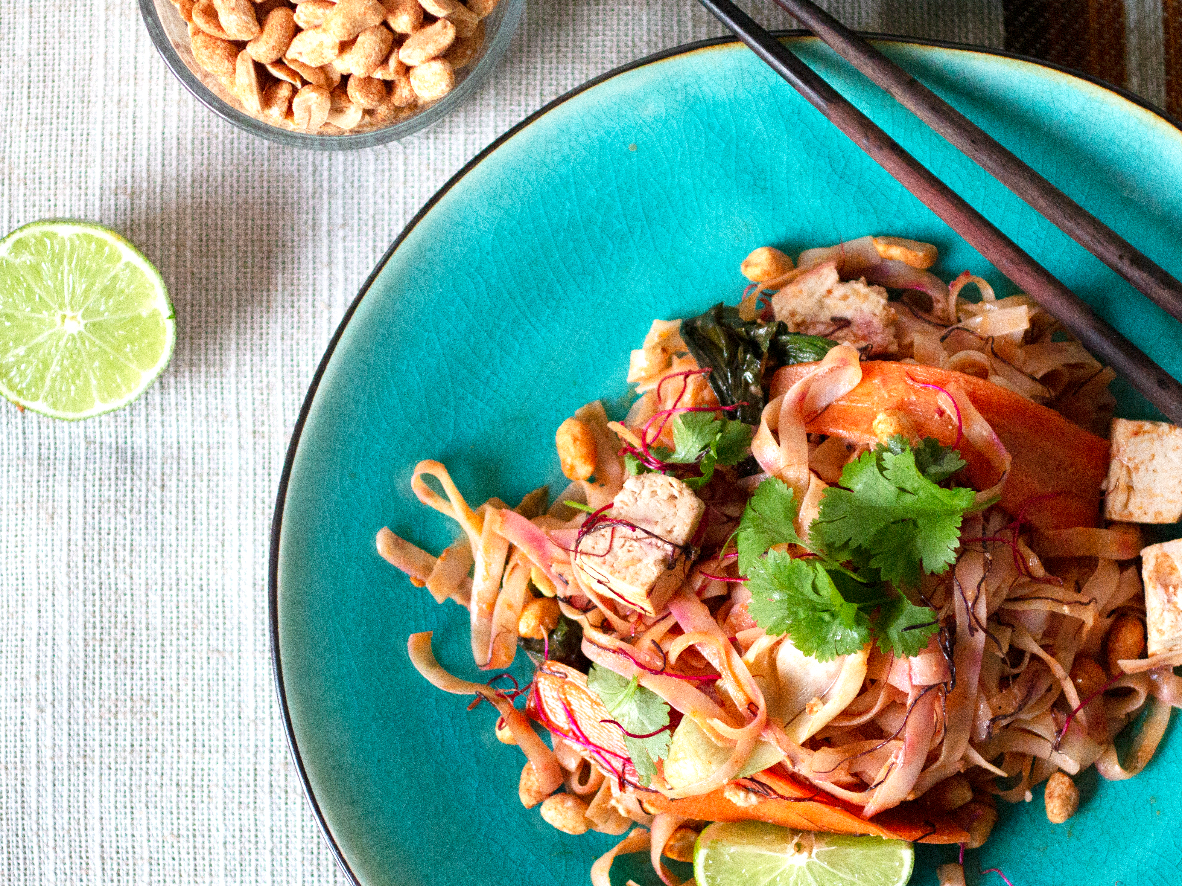 Vegansk pad thai på en tallrik