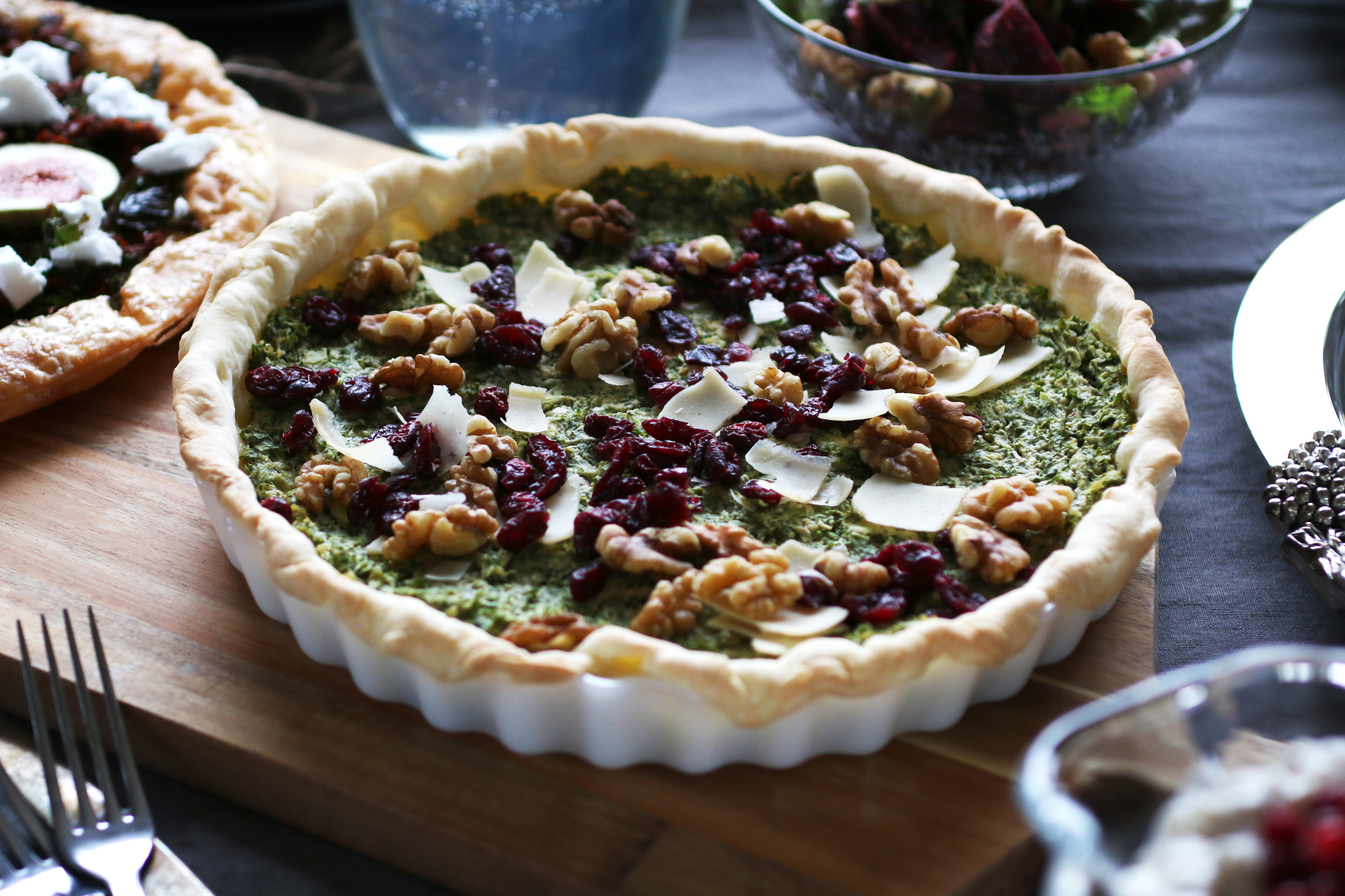 Vegansk grönkålspaj med vegansk parmesan på ett bord