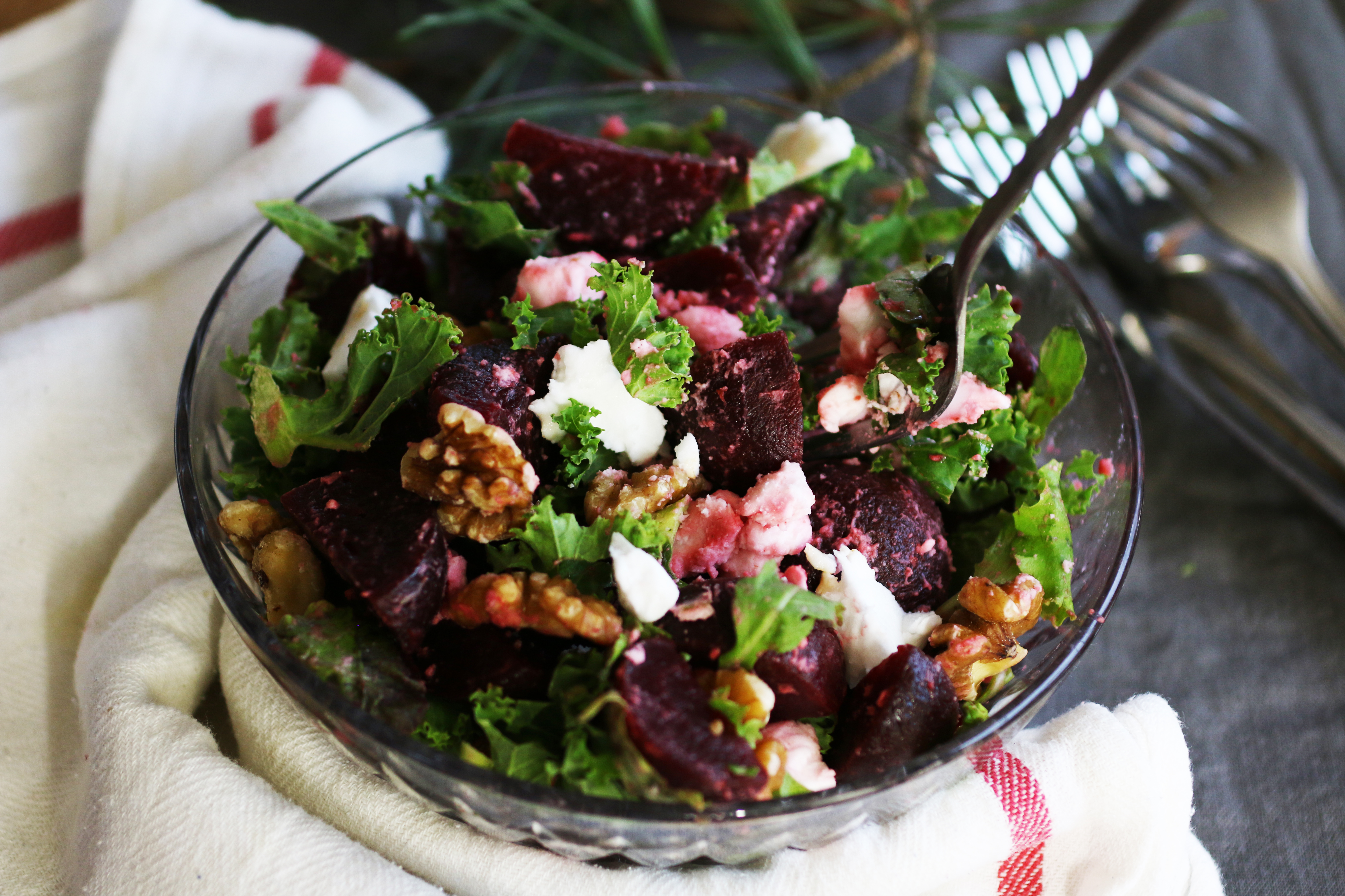 Vegansk rödbetssallad med vegansk fetaost
