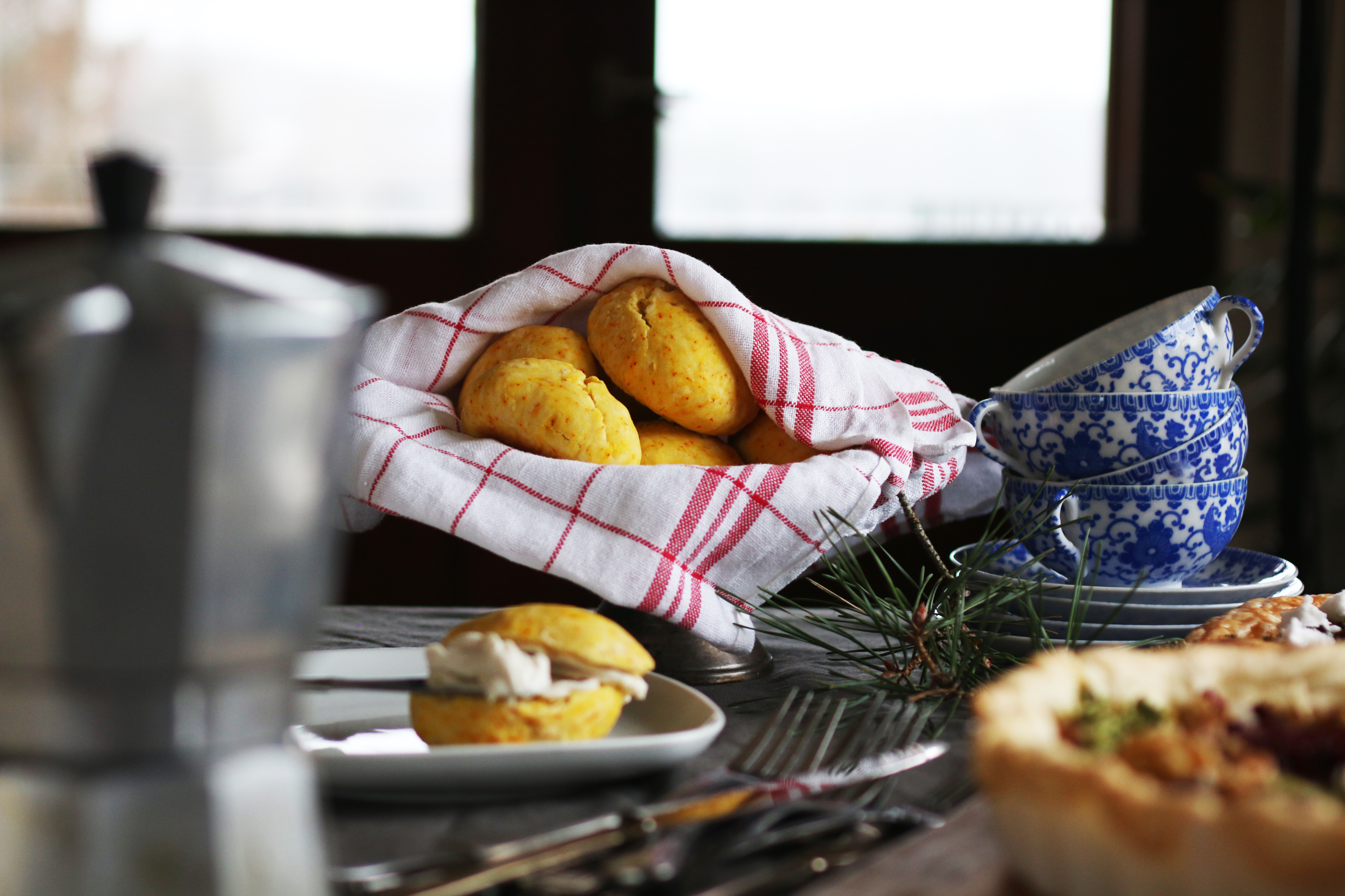 Veganska saffransscones på ett dukat bord