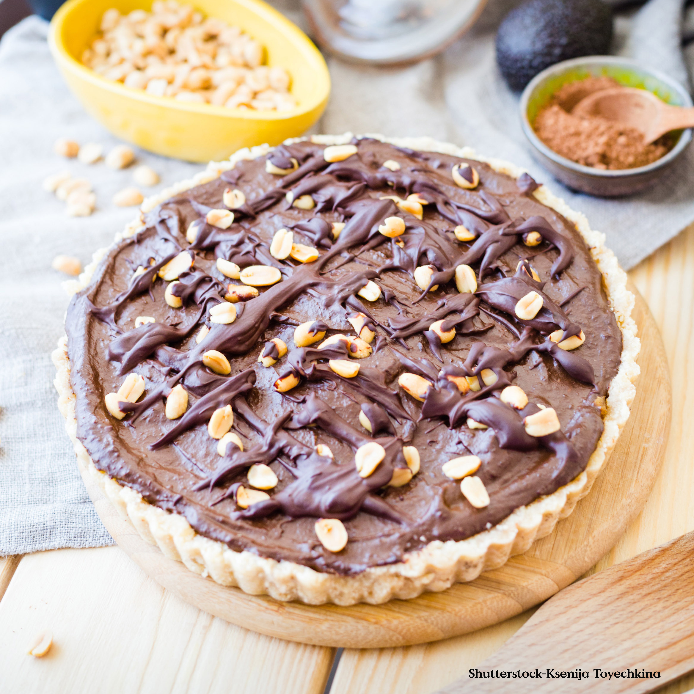 Vegansk chokladpaj på ett bord