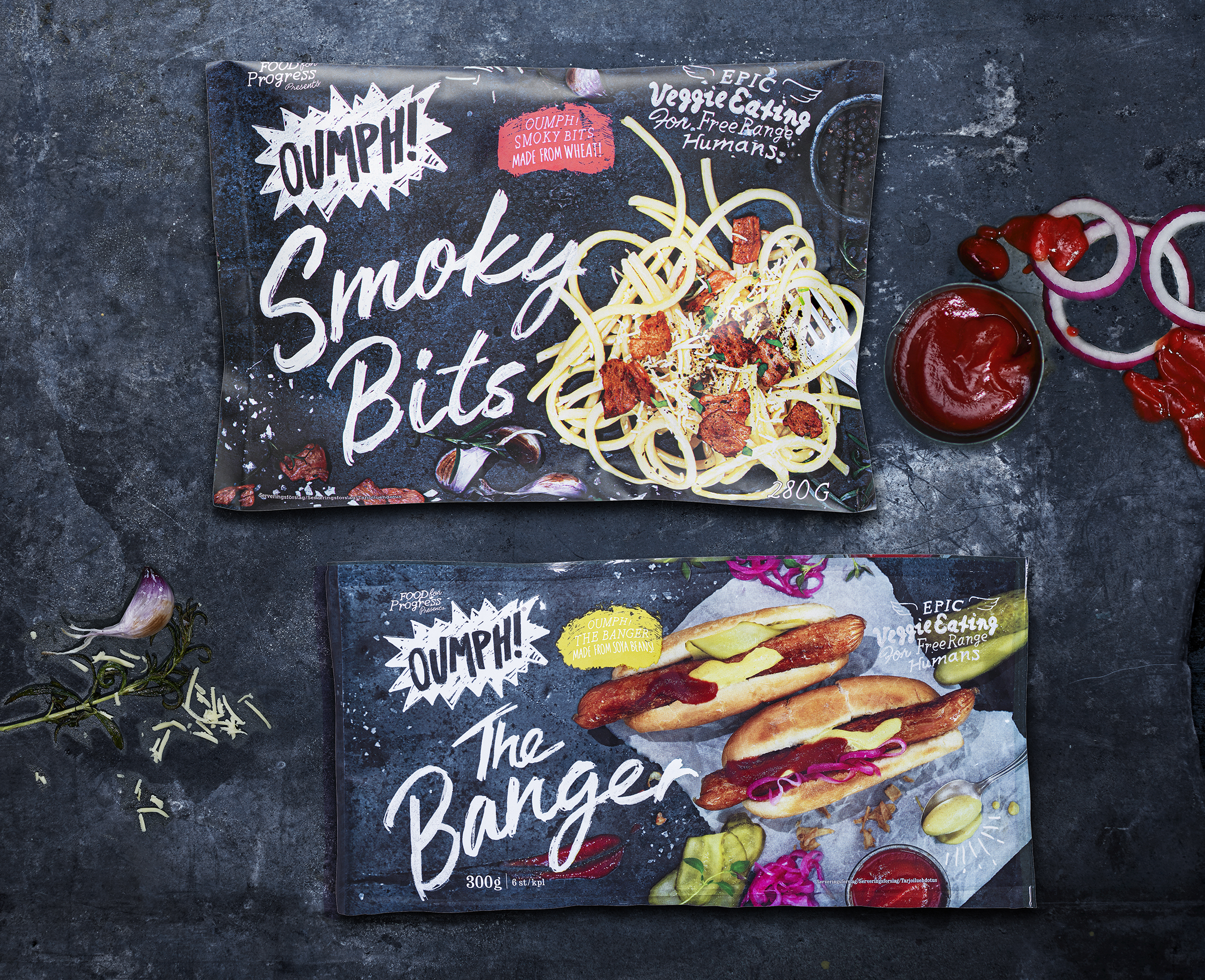 Vegansk korv och veganska "baconbitar" från Oumph på ett bord