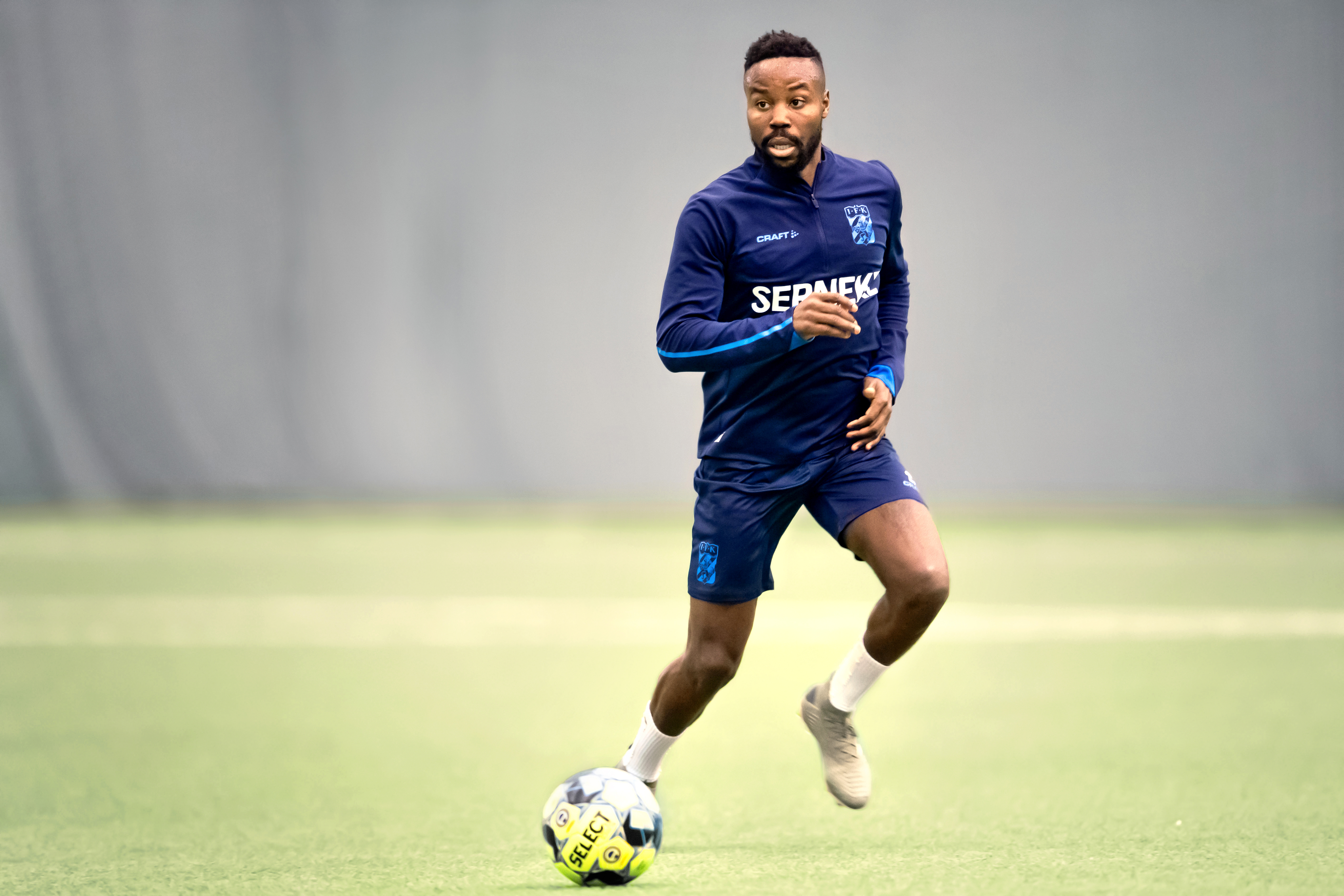 Fotbollsspelare springer på en fotbollsplan
