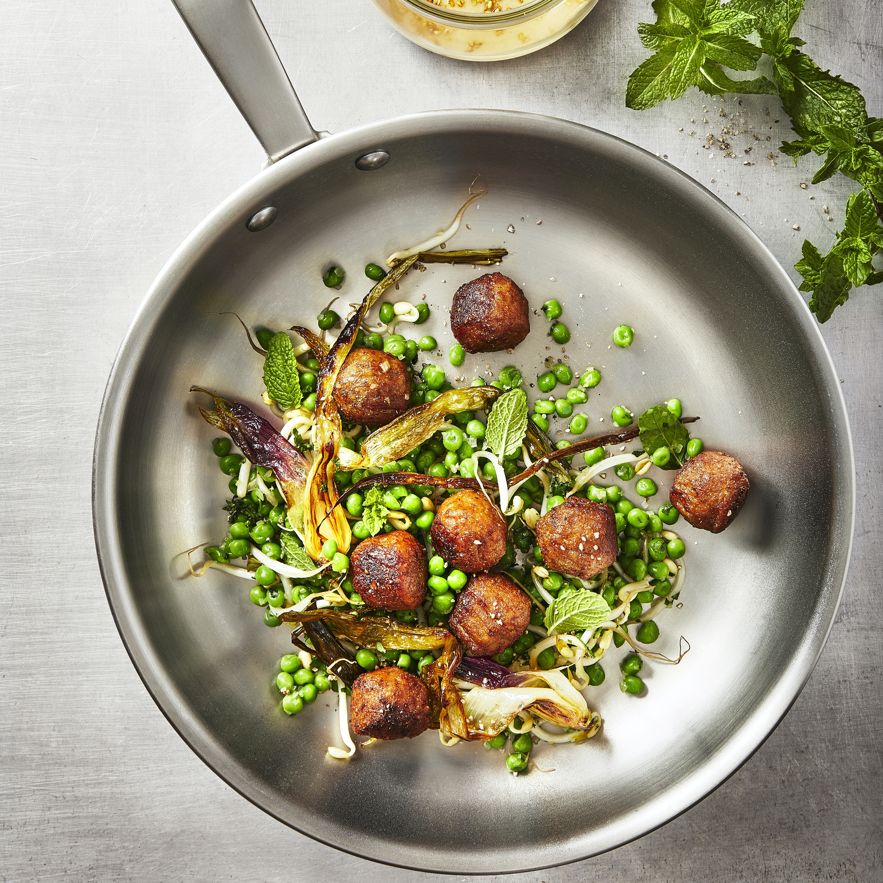 Veganska köttbullar i en stekpanna