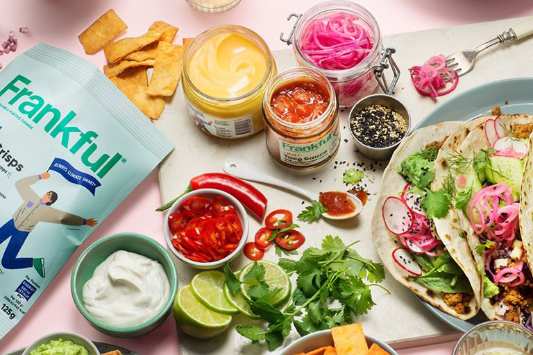 Olika veganska tacoprodukter och tillbehör på ett bord