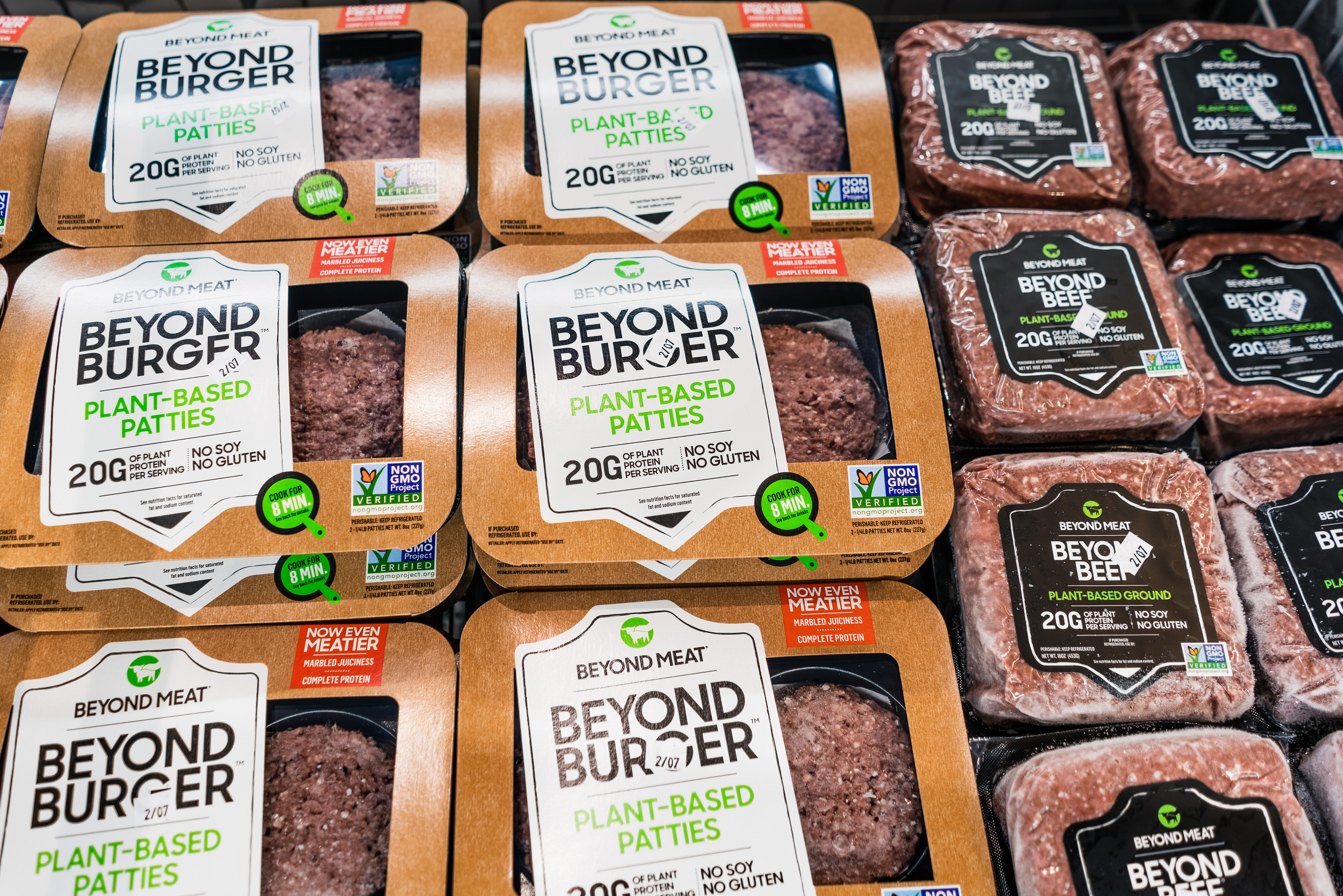 Flera veganska produktförpackningar från Beyond burger