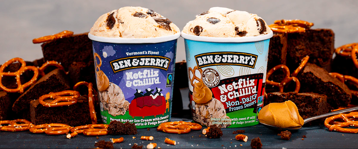 Foto: Ben & Jerry's Två tubs med Ben & Jerry's-glass och pretzels, jordnötssmör och brownies i bakgrunden. Tuben till vänster är Netflix & Chill'd icke-vegansk, tuben till höger är Netflix and Chill'd vegansk, non-dairy