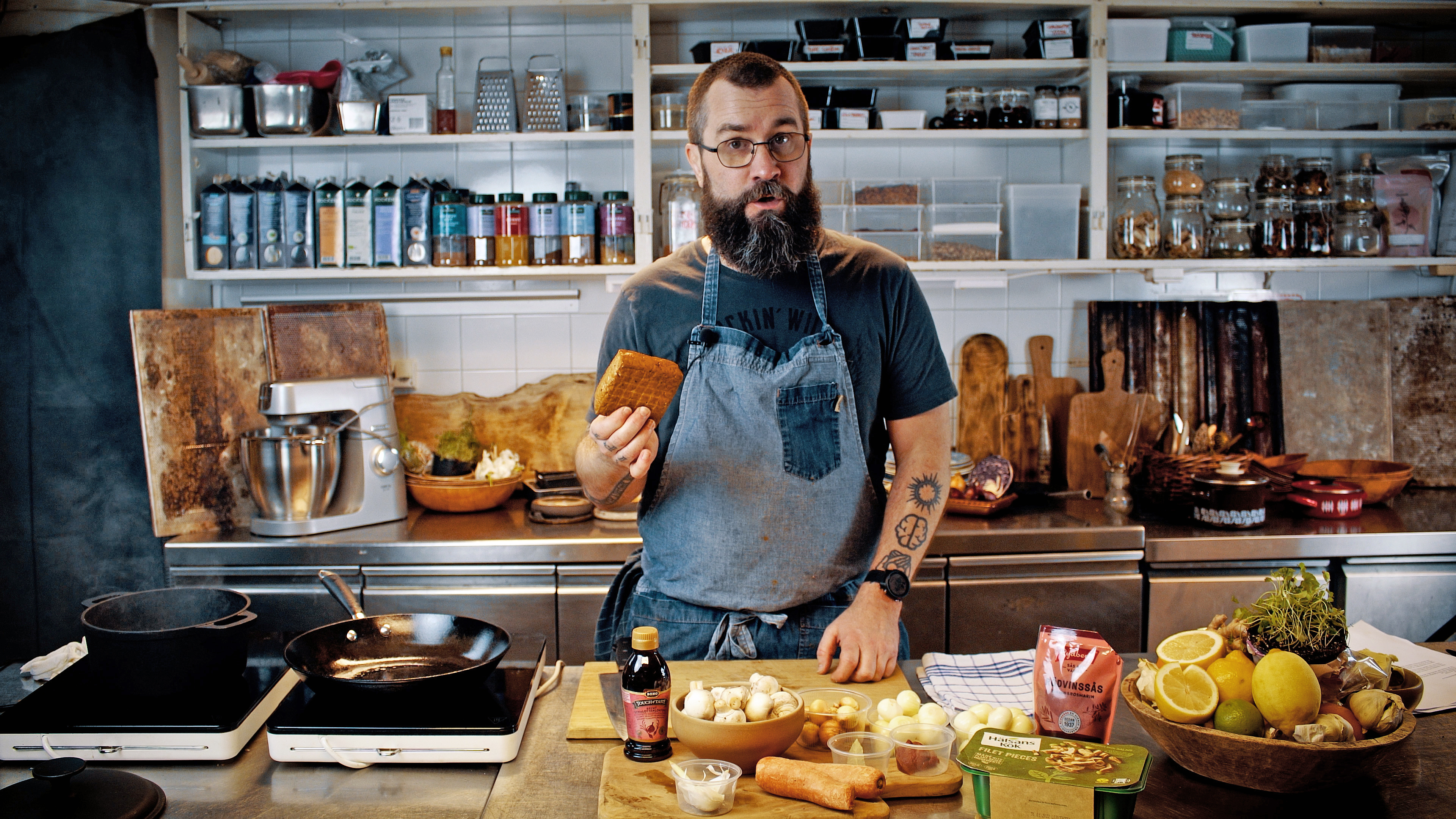 Foto: David Fernandez Fredrik Kämpenberg i ett kök med en tofu i handen