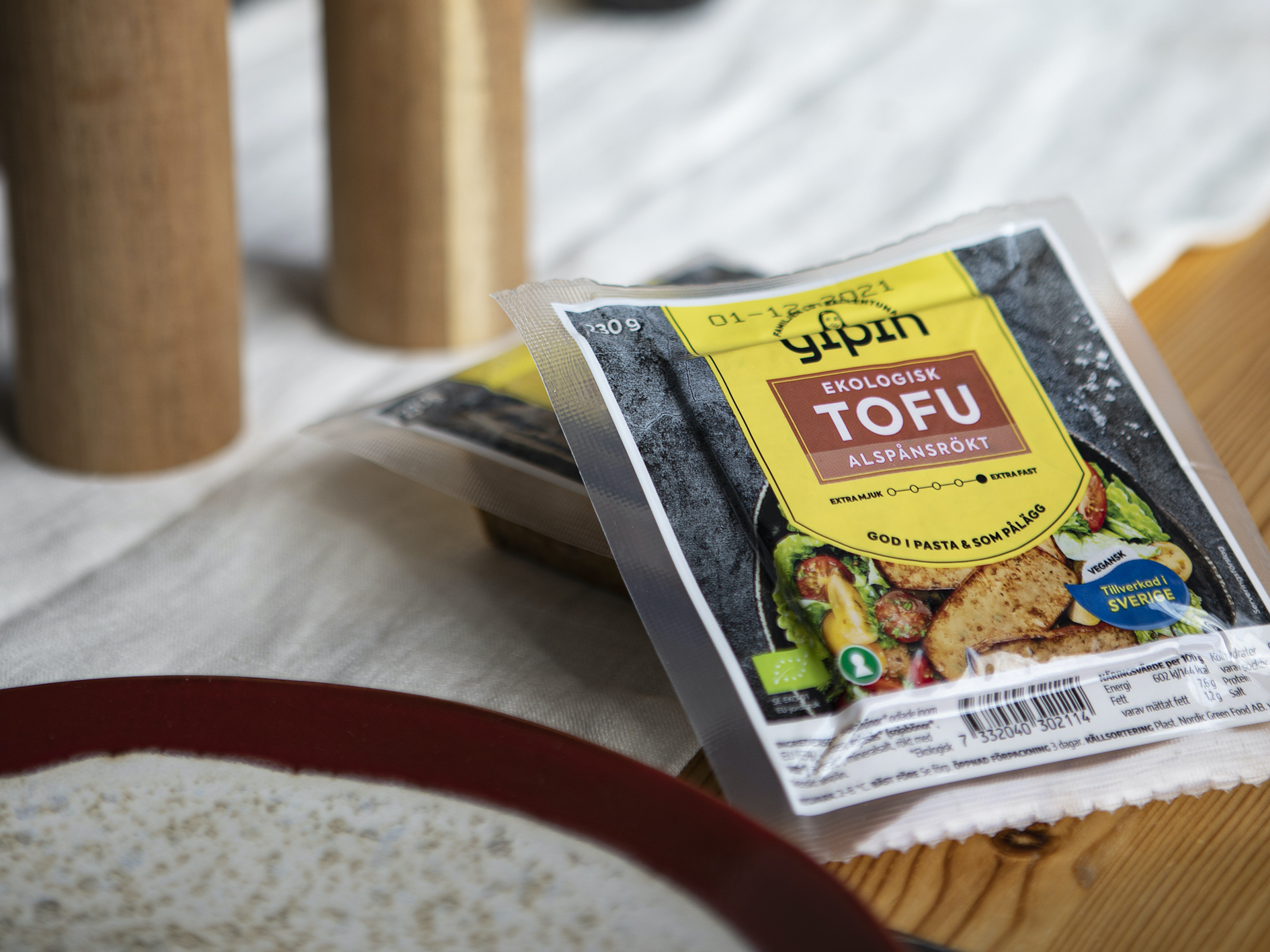 Yipin Alspånsrökt tofu från yipin liggandes på ett bord