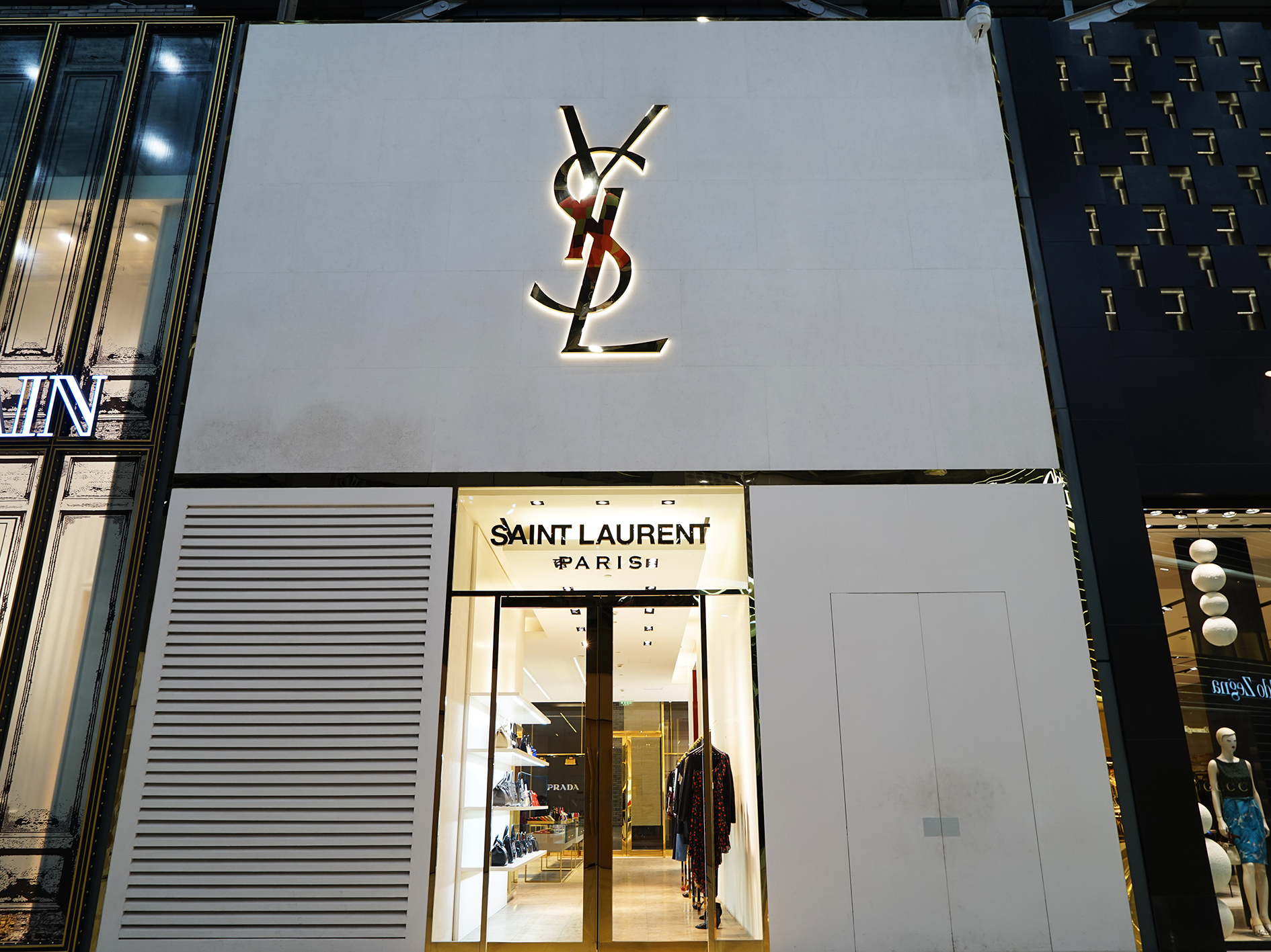 Foto: August_0802/Shutterstock Ingång till ett av Saint Laurent Paris varuhus, på sidorna skymtas skyltfönster.