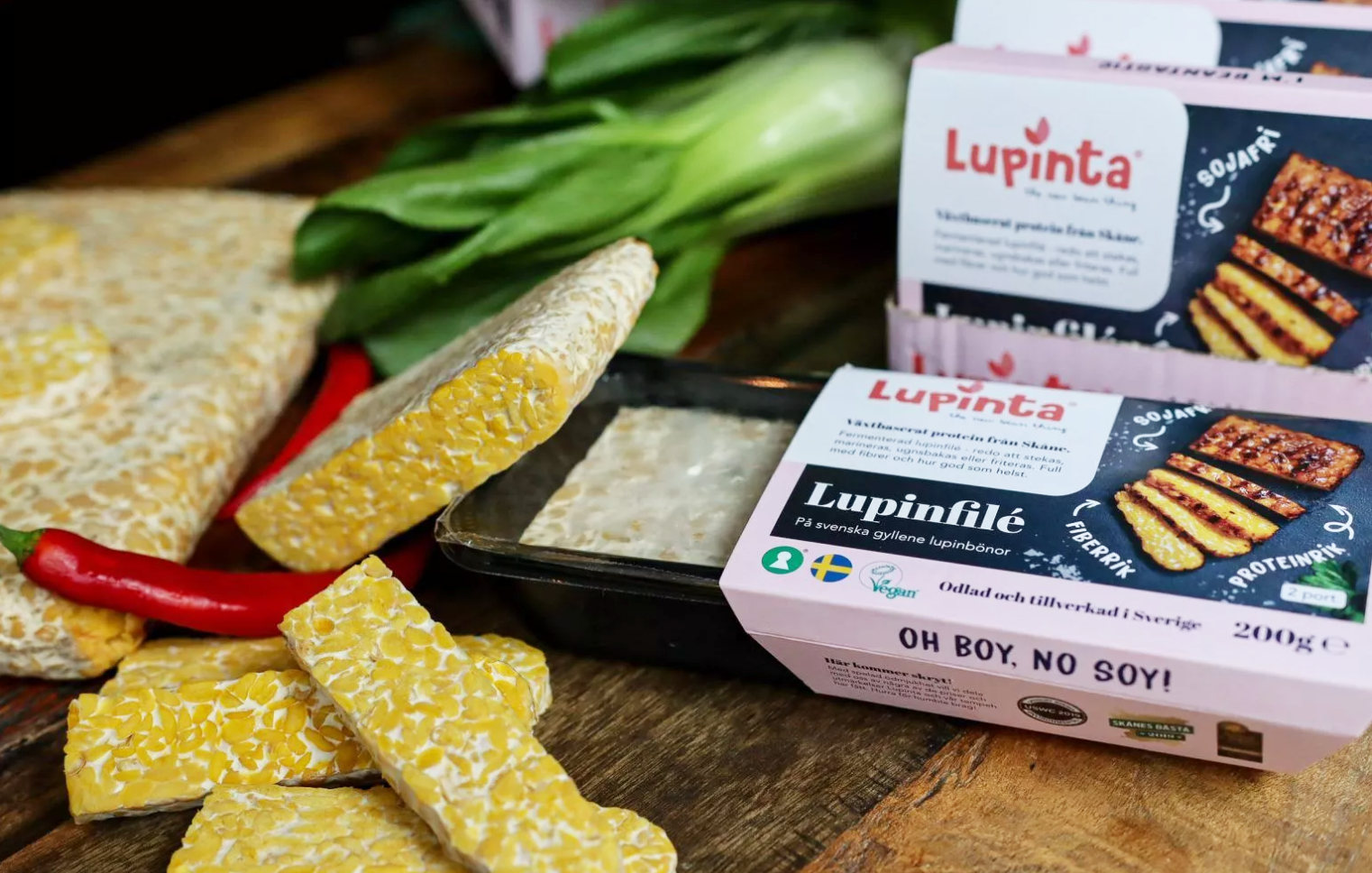 Lupinfilé från Lupinta, både i- och utanför förpackning, på bänk med grönsaker.