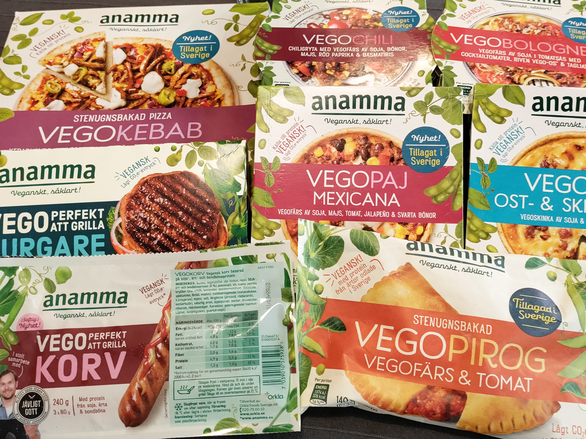 Foto: Välj Vego Anammas nya produkter upplagda i förpackningar bredvid varandra på ett bord.