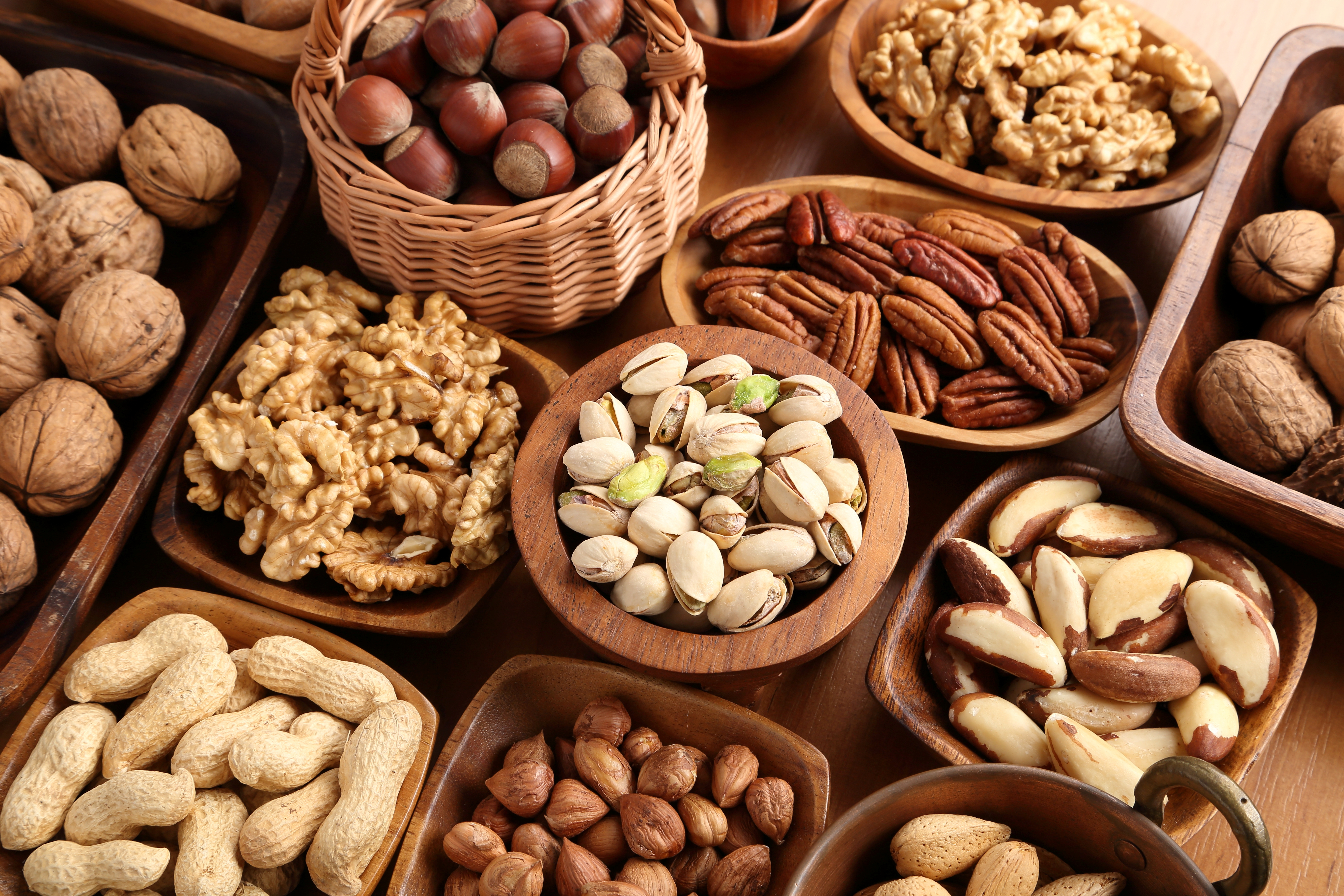 Foto: Krzysztof Slusarczyk / Shutterstock Flera sorters nötter i små träskålar på ett bord.