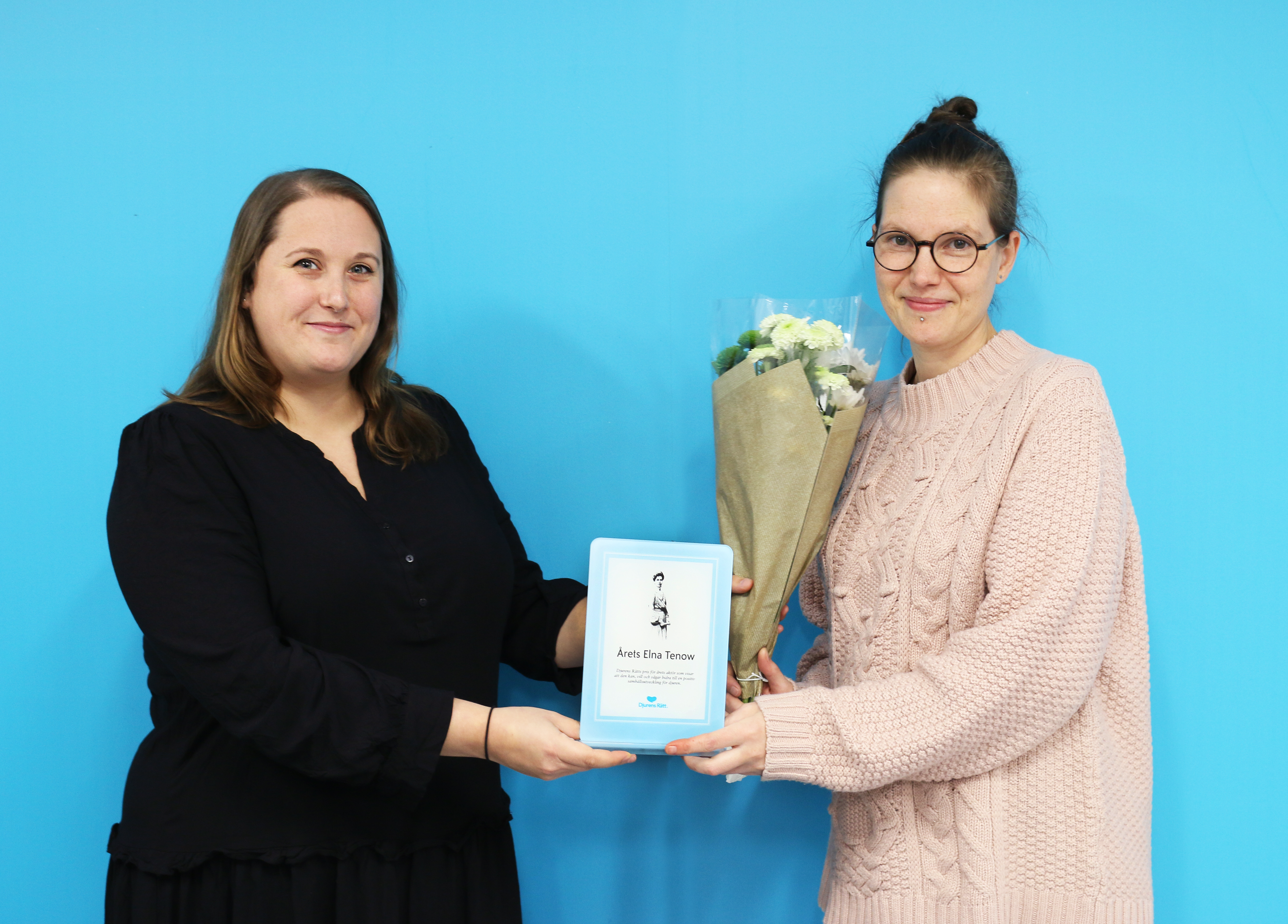 Foto: Matilda Andersson Camilla Bergvall, riksordförande för Djurens Rätt, lämnar över Elna Tenow-priset till Karolina Tegelaar, 2021-års vinnare.