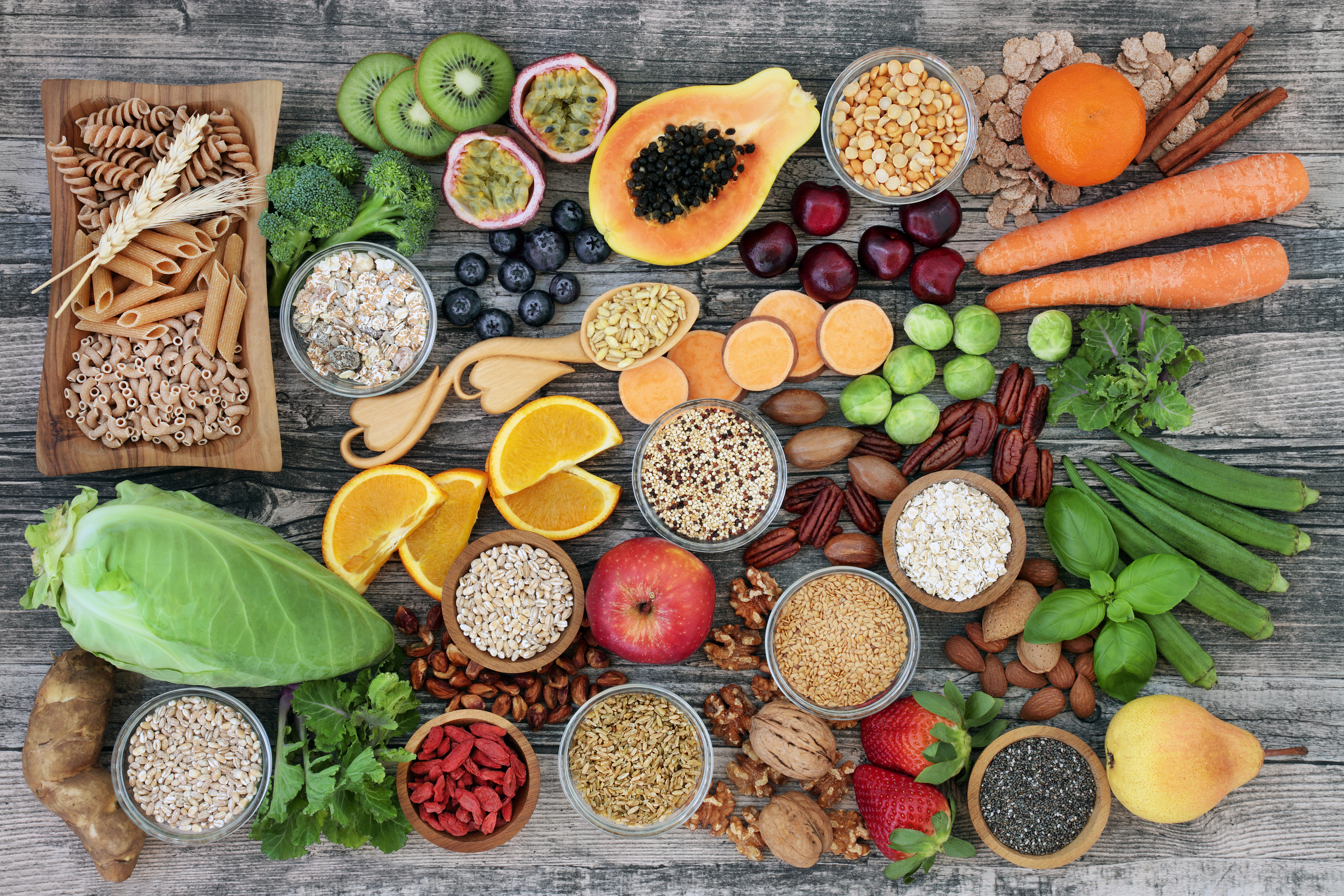Foto: Marilyn Barbone / Shutterstock Veganska baslivsmedel, främst frukt och grönt, fotat ovanifrån på bordsyta.