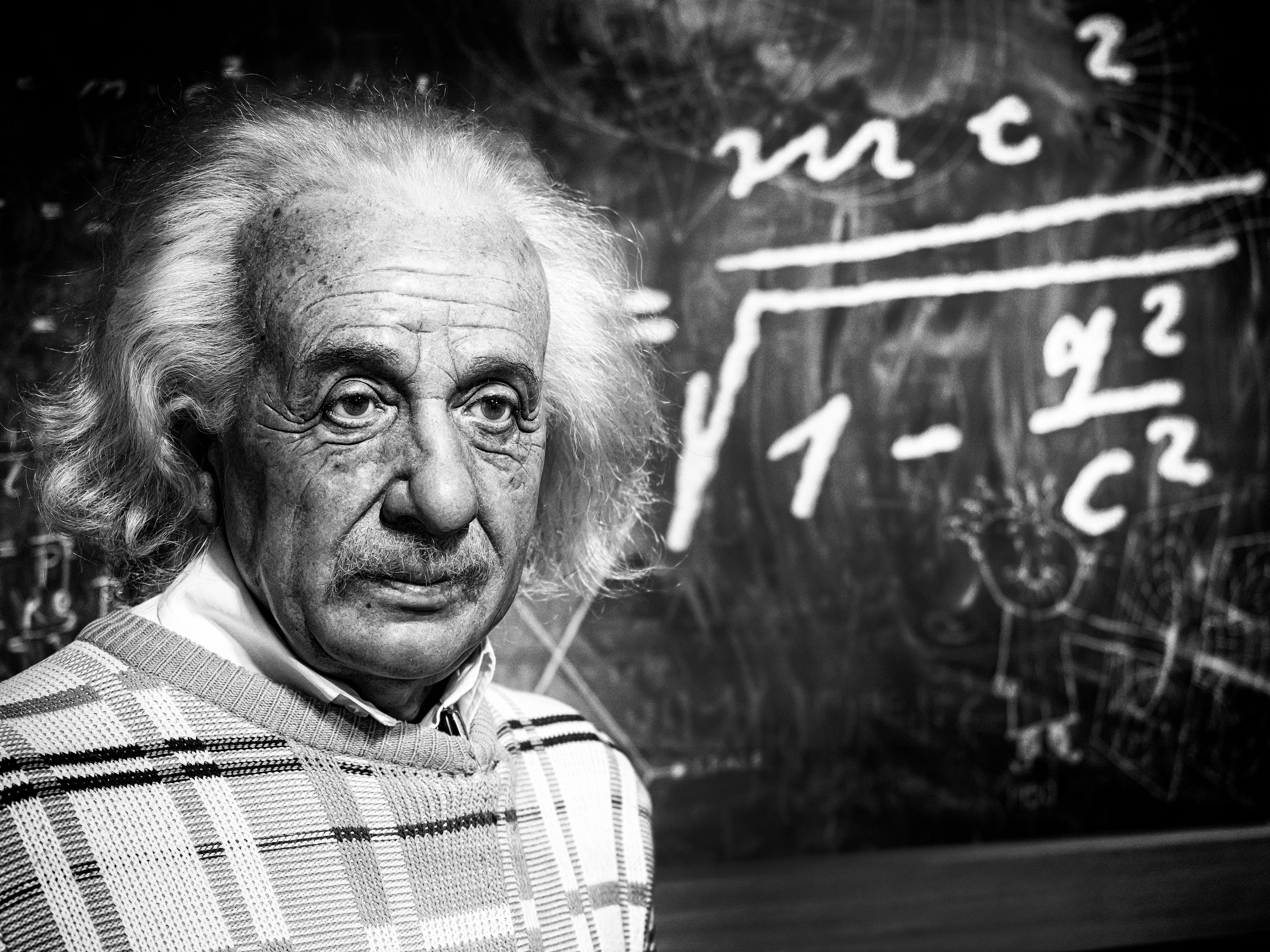 Foto: Oleg Golovnev / Shutterstock Vaxdocka av Albert Einstein, på Madame Tussauds vaxmuseum, framför svart tavla.