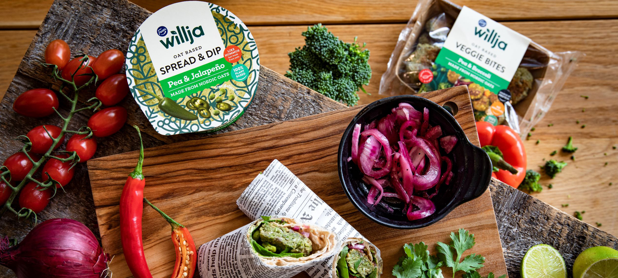 Foto: Fazer Wilja Wraps och produkter från Fazer Wilja, på arbetsyta med grönsaker runt om.